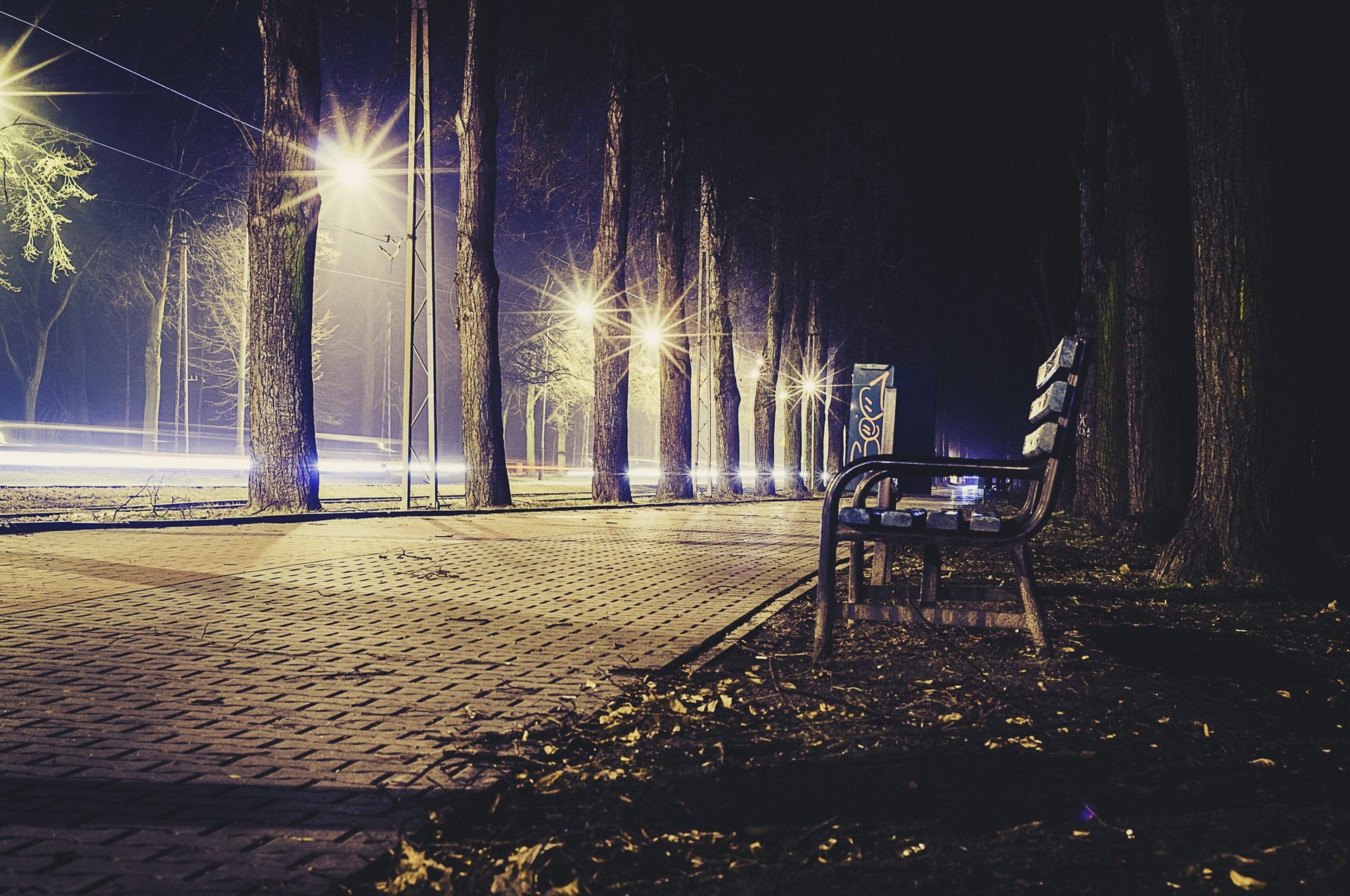 تصویر زمینه نیمکت خالی در خیابان تنهایی برای لپتاپ