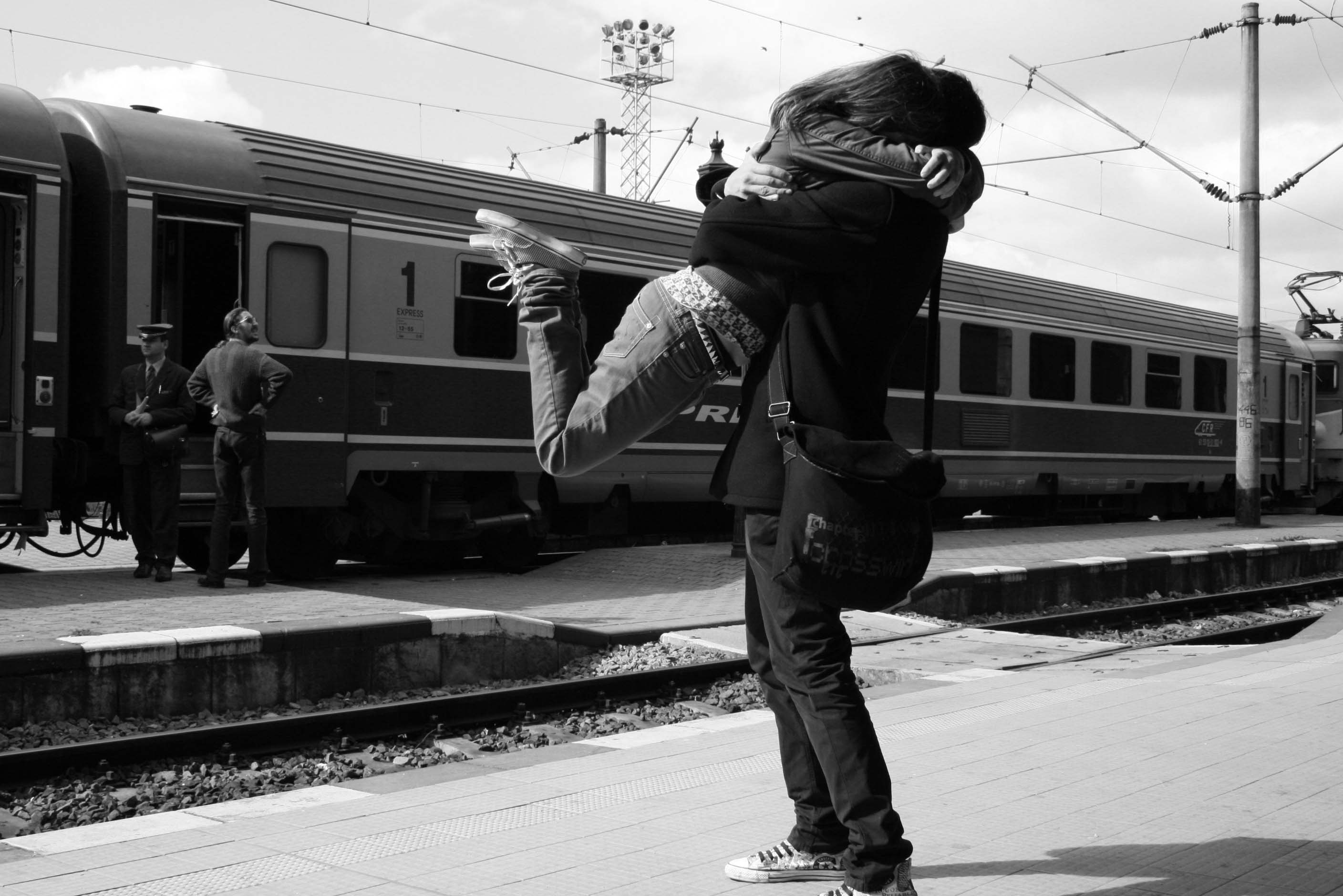 عکس آغوش عاشقانه با افکت سیاه و سفید