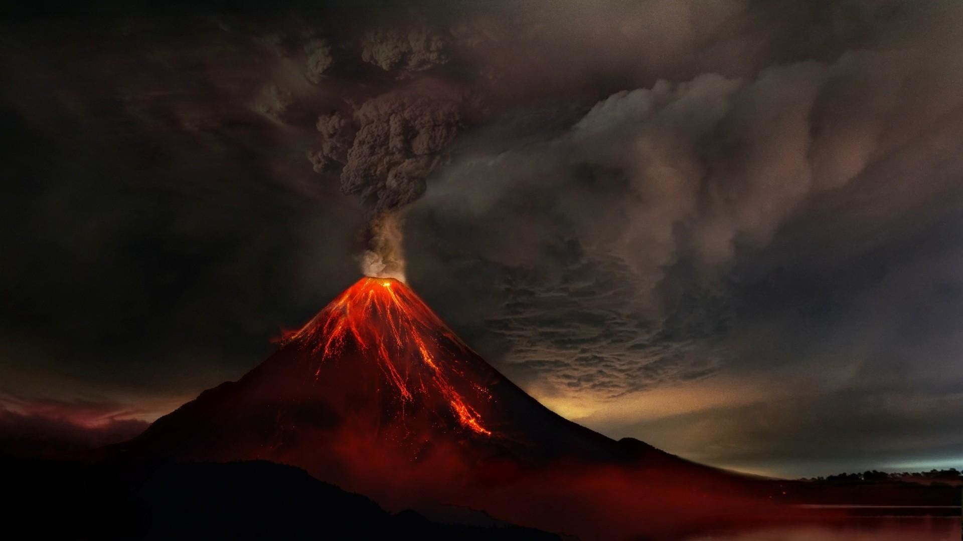 بک گراند اعجاب برانگیز کوه آتشفشان فعال با دود عظیم برای لپتاپ