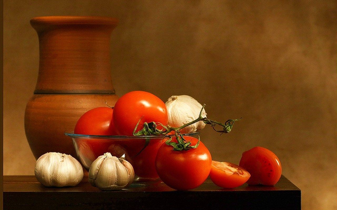 عکس جالب 4K از سیر و گوجه برای دسکتاپ آشپز ها