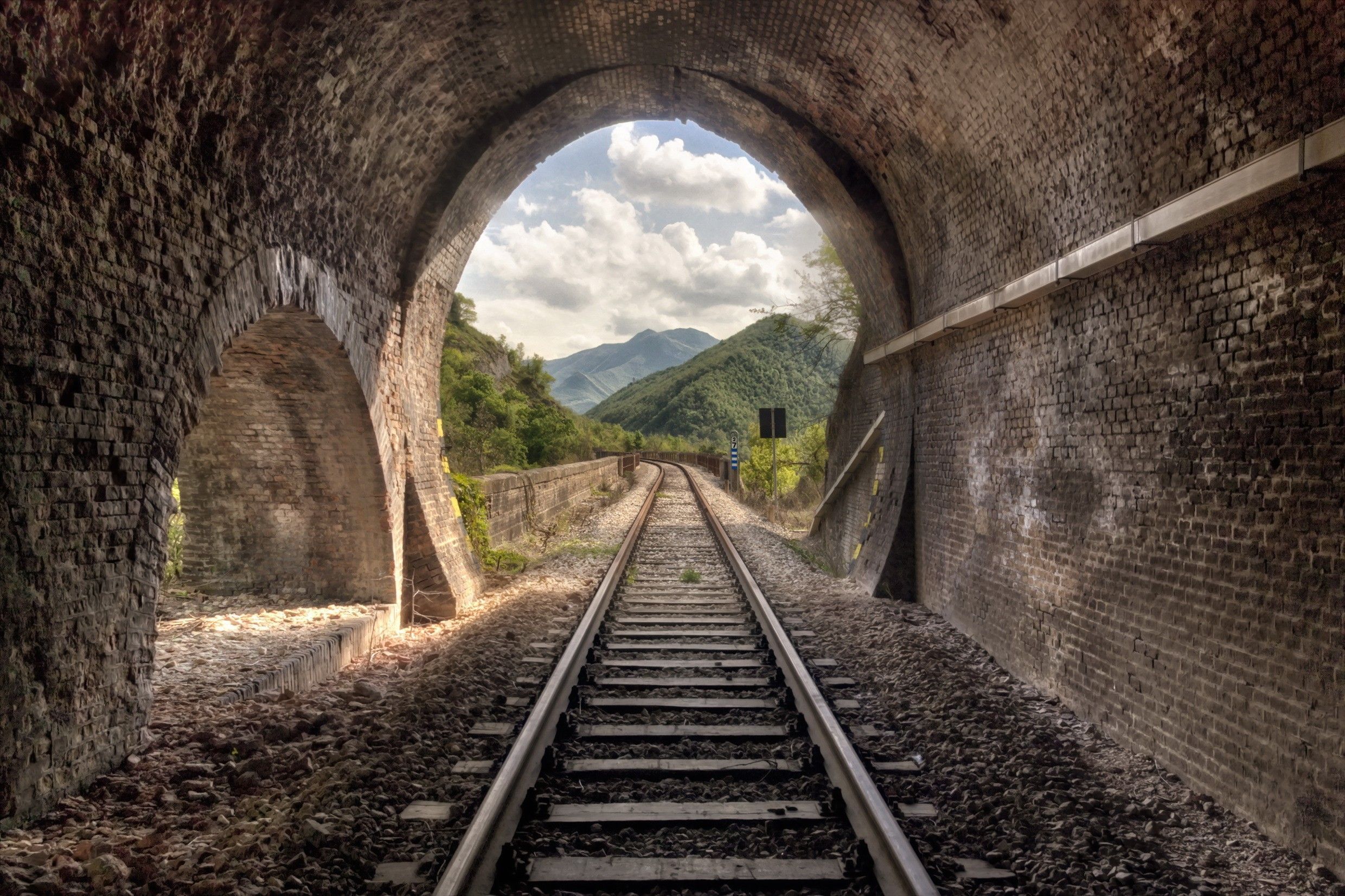 والپیپر خاص مفهومی از تونل بزرگ قدیمی رو به طبیعت سبز