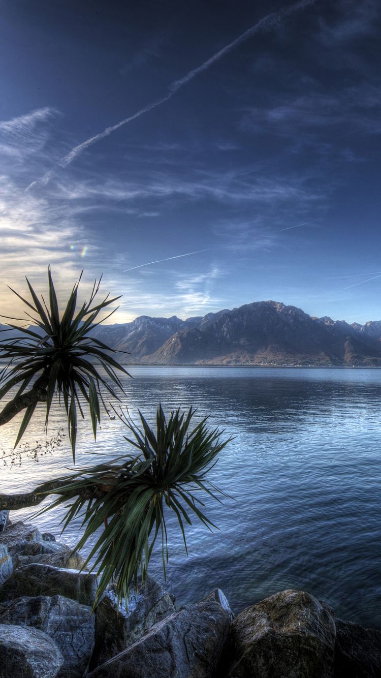 عکس زمینه دریاچه آبی در سوئیس مناسب آیفون و اندروید