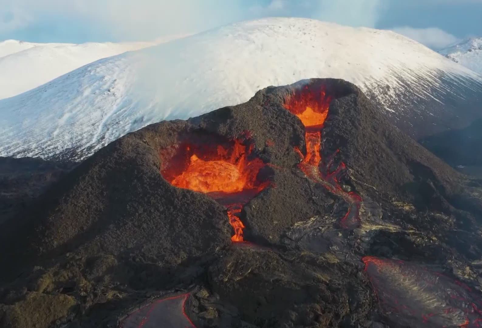 عکس حفره های مواد مذاب در بزرگترین کوه های آتشفشان فعال