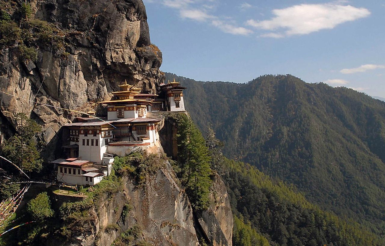 عکس معبد مشهور راناکپور در تبت در دل کوهستان سبز