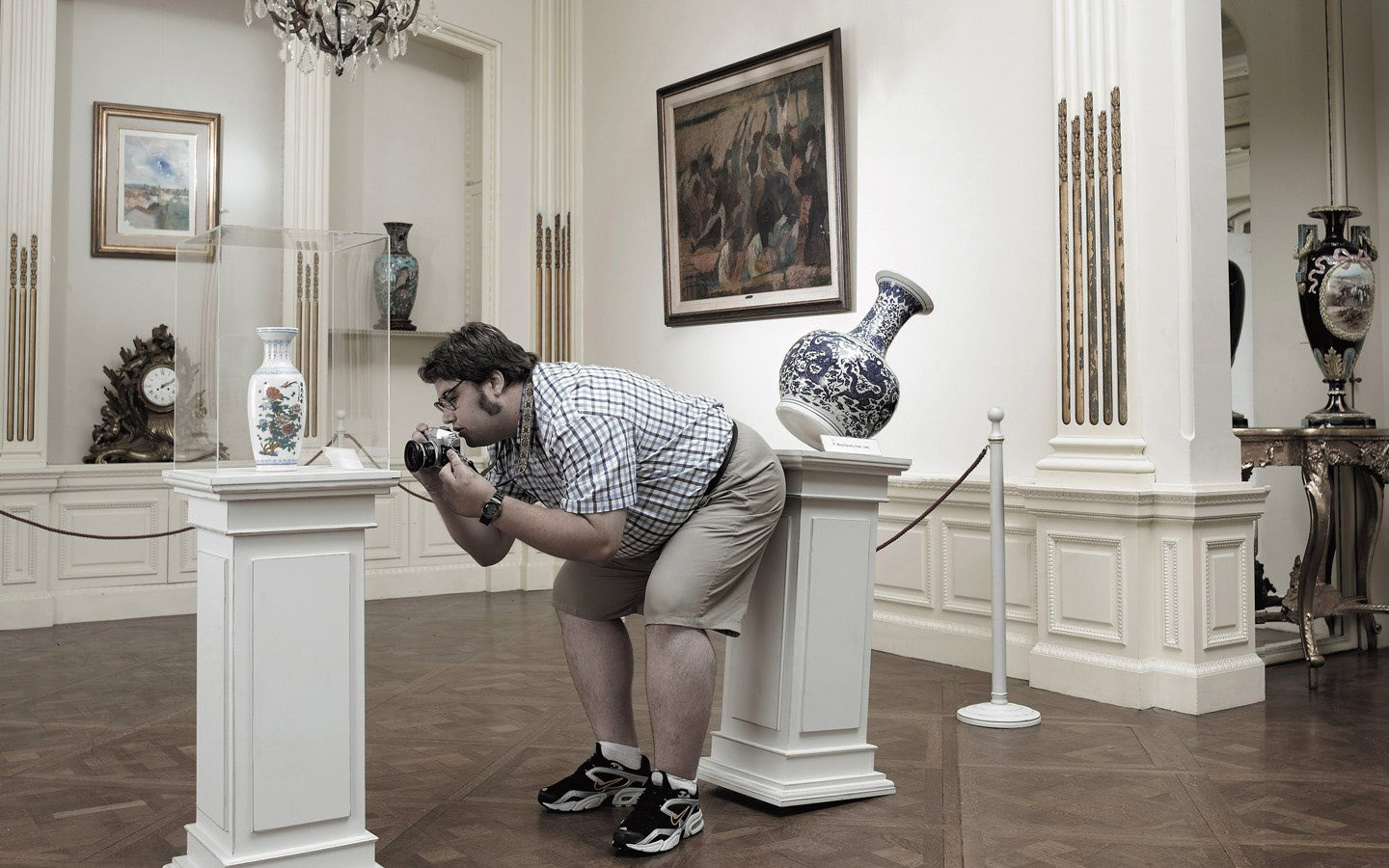 عکس جالب و بامزه عکاس چاق در موزه با تیپ شلوارک