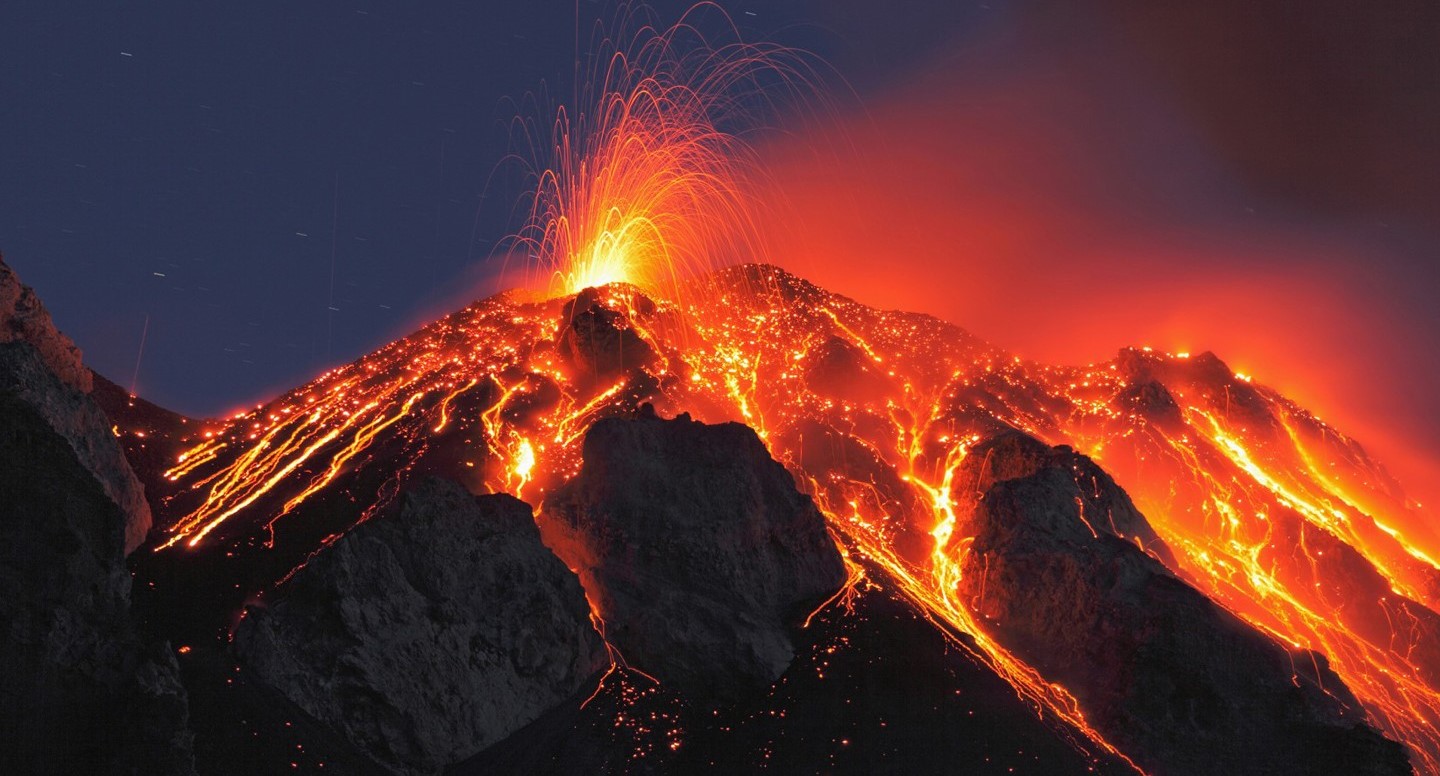 دانلود Wallpaper شکوهمند بزرگترین کوه آتشفشان فعال جهان