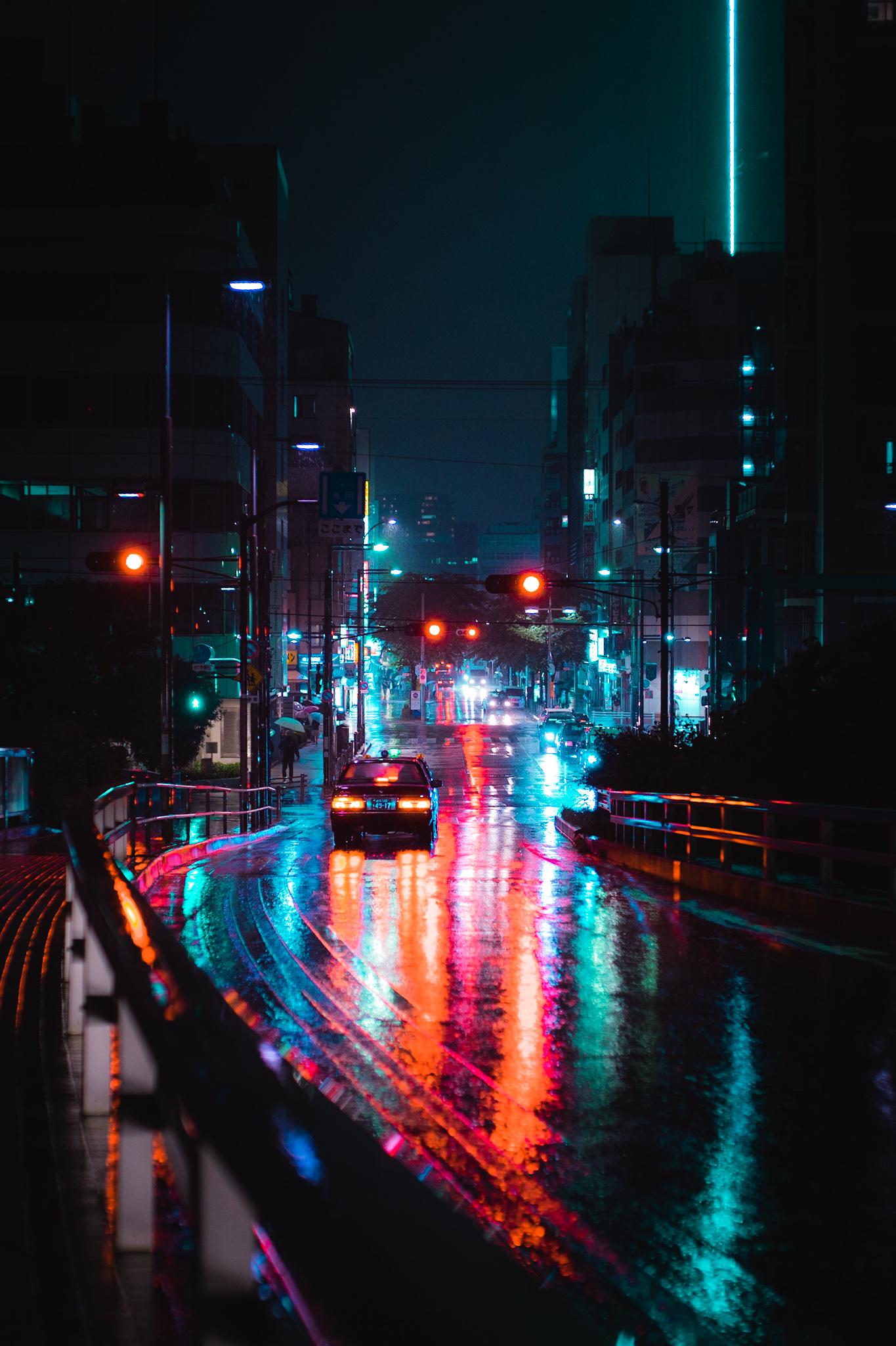 خیابان تنهایی شهر بزرگ با نور های رنگارنگ درخشان