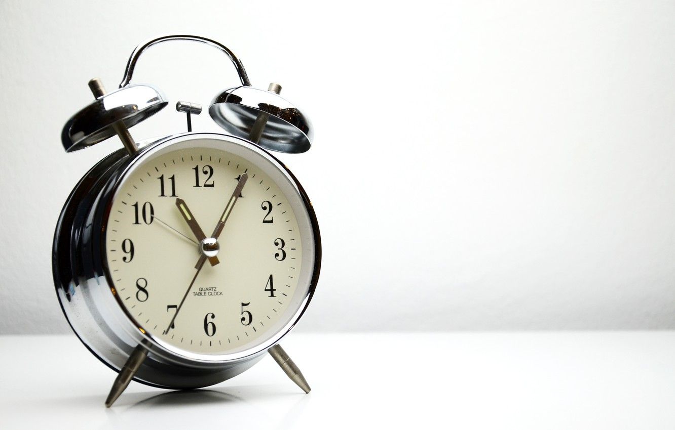 تصویر ساعت رومیزی نقره‌ای زیبا برای دسکتاپ
