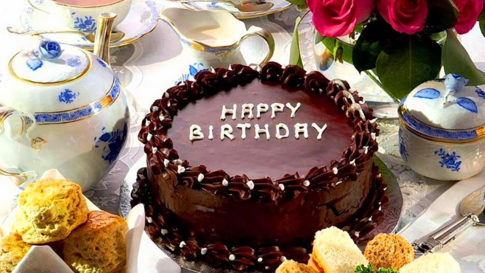 دانلود تصویر کیک تولد بزرگ شکلاتی قهوه‌ای با کیفیت عالی HD 