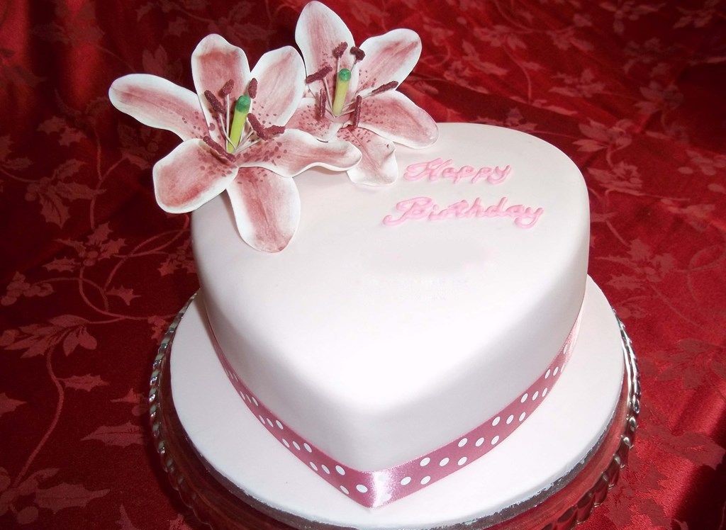 کیک تولد قلبی خوشگل در یک قاب زیبا مختص پروفایل 2023