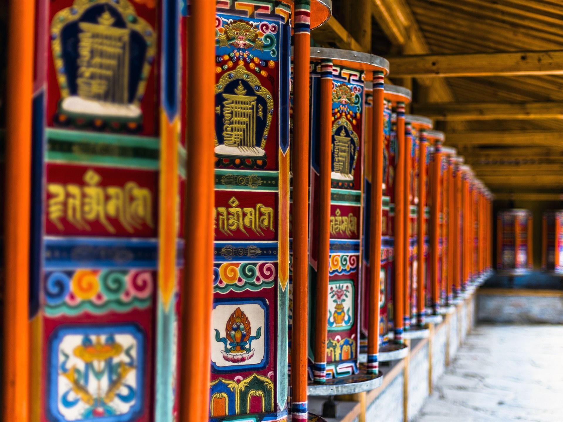تصویر نقش و نگار های رنگی زیبا به زبان تبتی در معابد