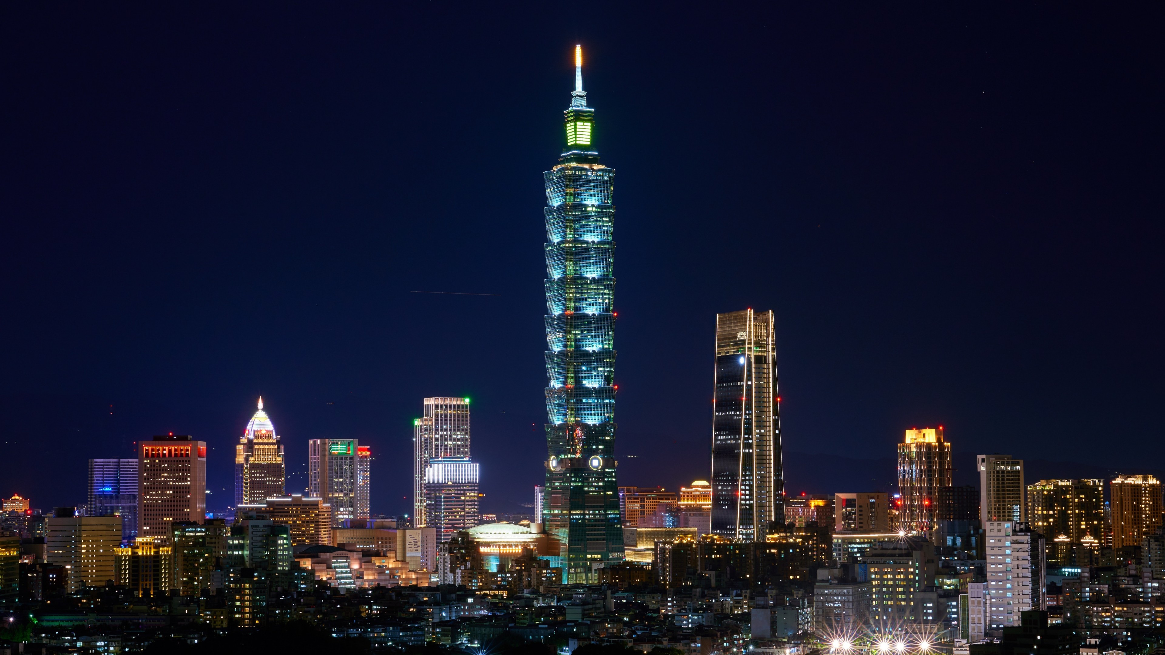 تصویر Ultra HD برج بلند زیبا در شب به عنوان Background