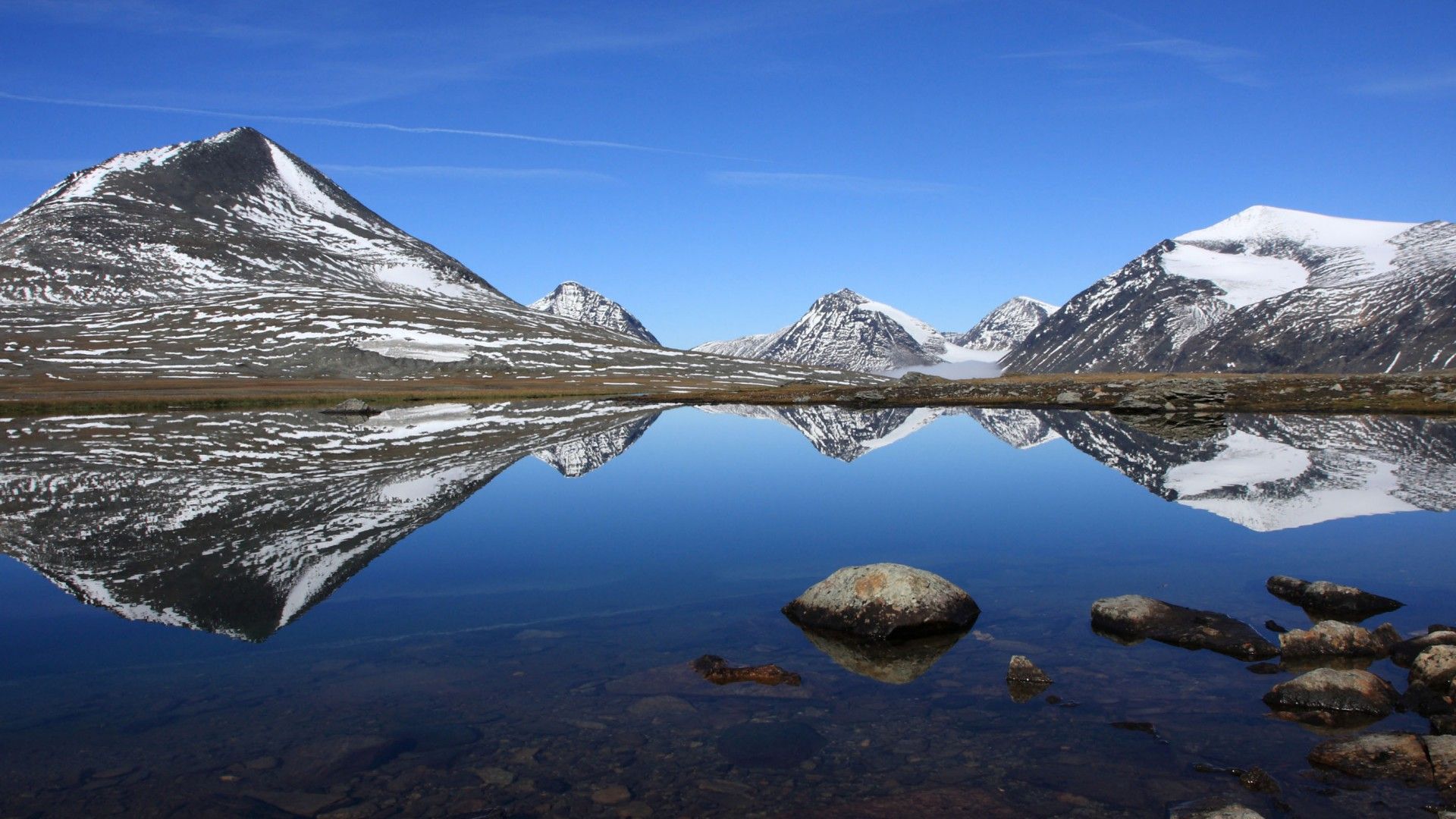 انعکاس جالب تصویر کوه در آب در منطقه رویایی اسکاندیناوی