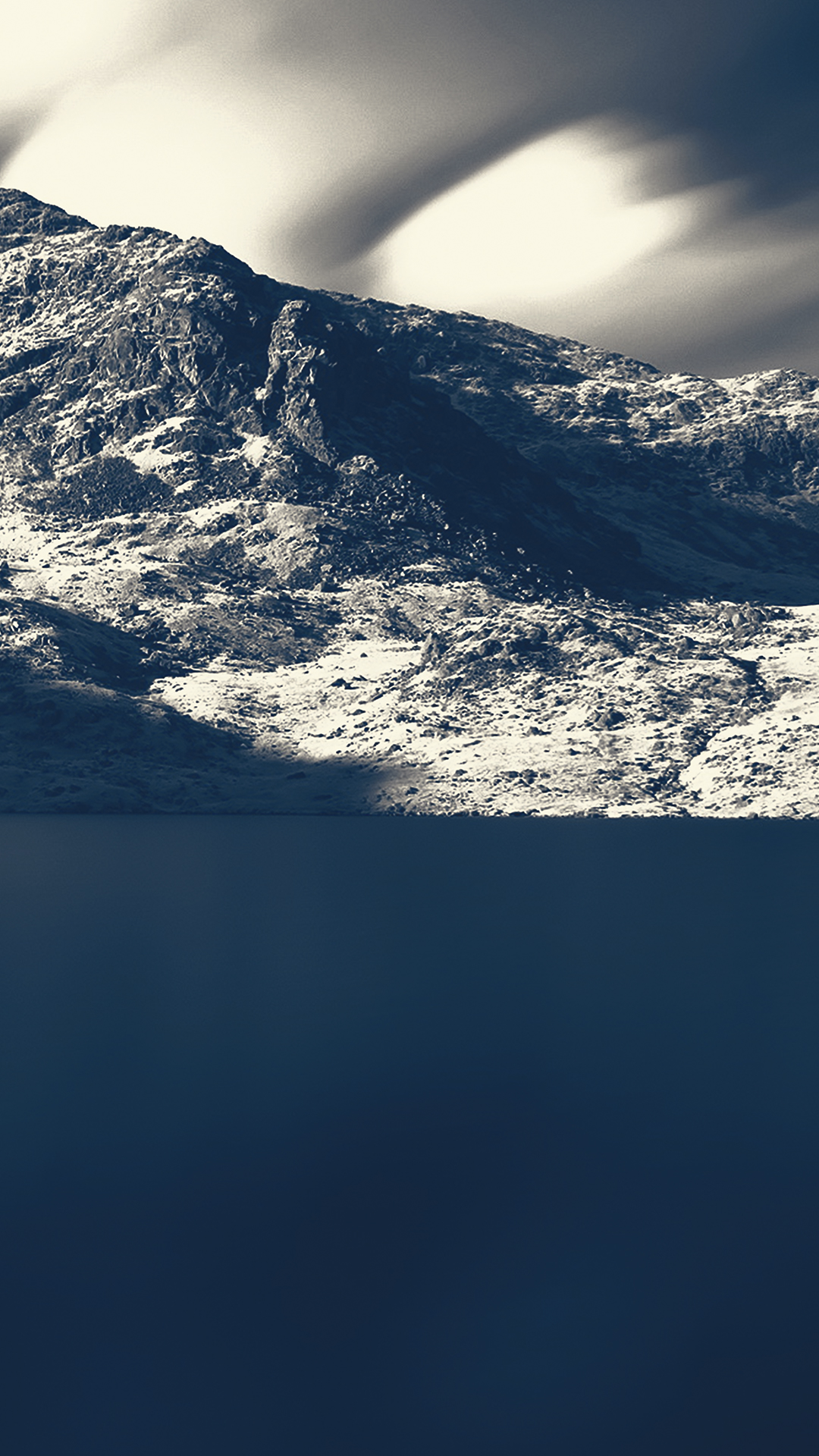 تصویر زمینه شیک و باکلاس کوهستان برای گوشی های آیفون