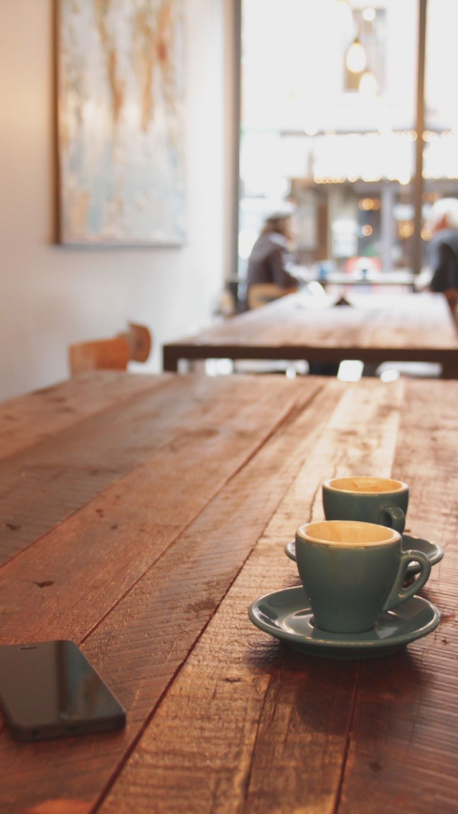 عکس 8k قهوه دونفره روی میز چوبی در کافه دنج و خلوت 