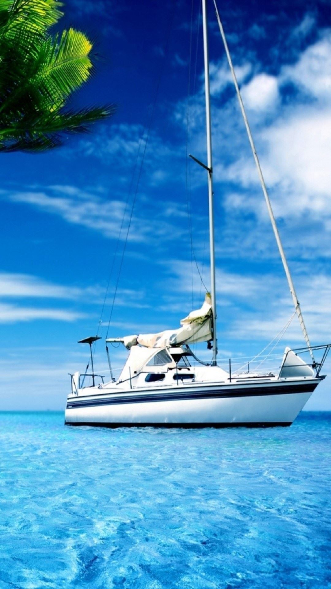 دانلود تصویر زمینه hd قایق سفید لاکچری روی دریا مناسب موبایل