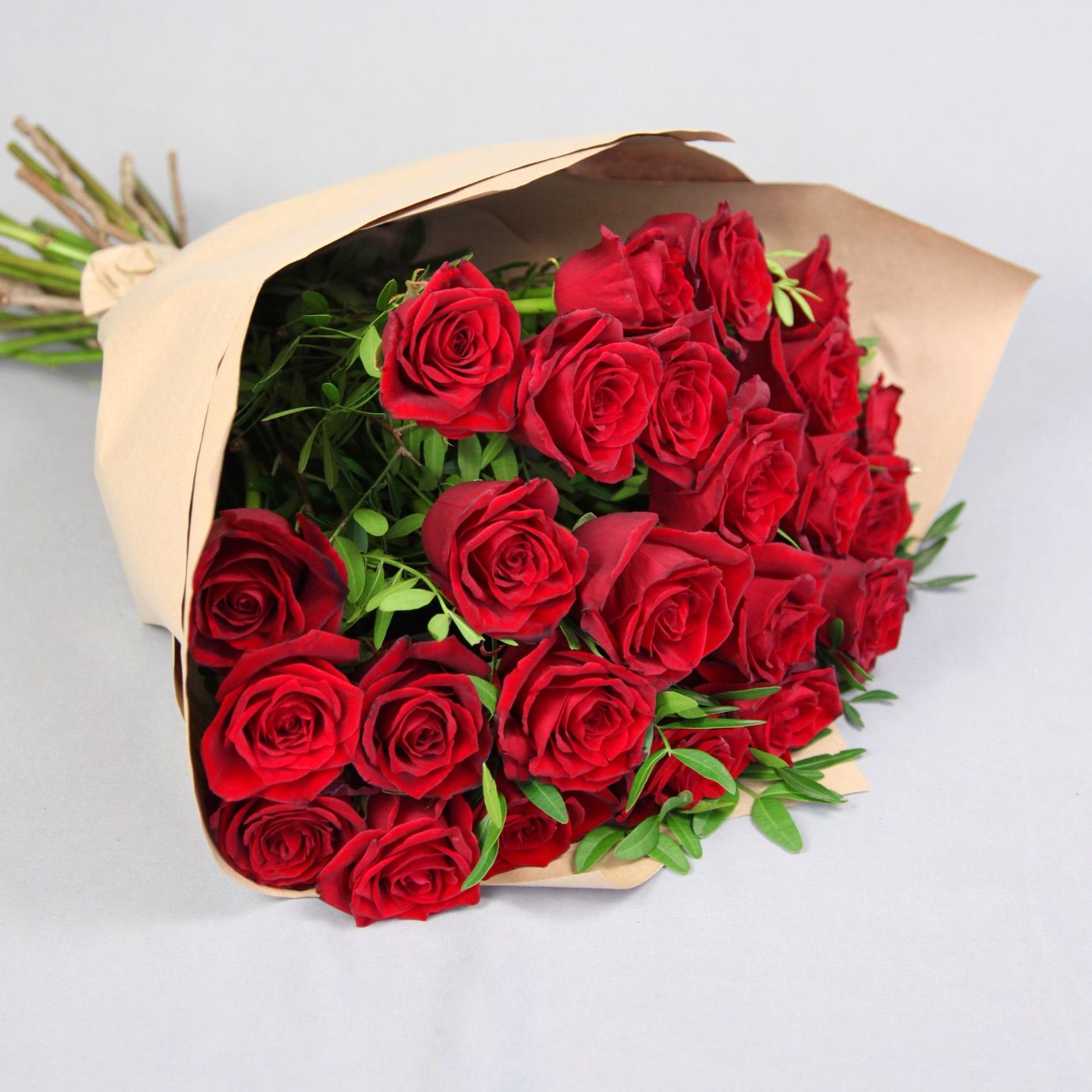 تصویر دسته گل رز قرمز با کاغذ کاهی لاکچری برای هدیه