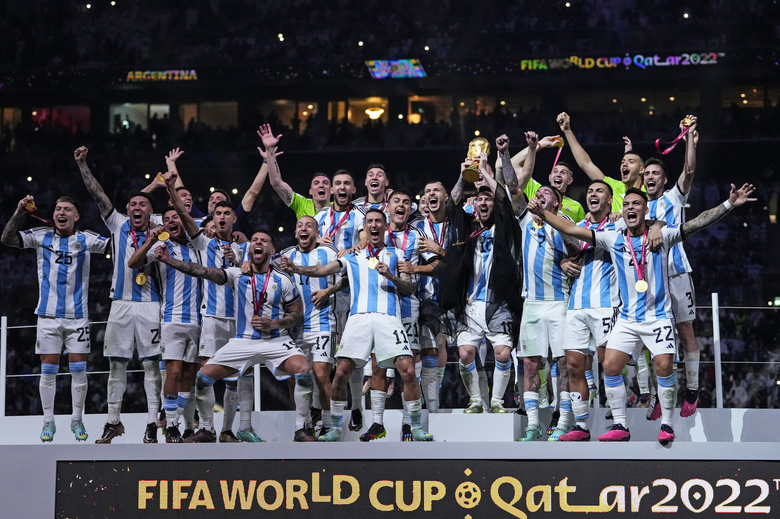 عکس با کیفیت بالا قهرمانی آرژانتین در جام جهانی قطر برای چاپ