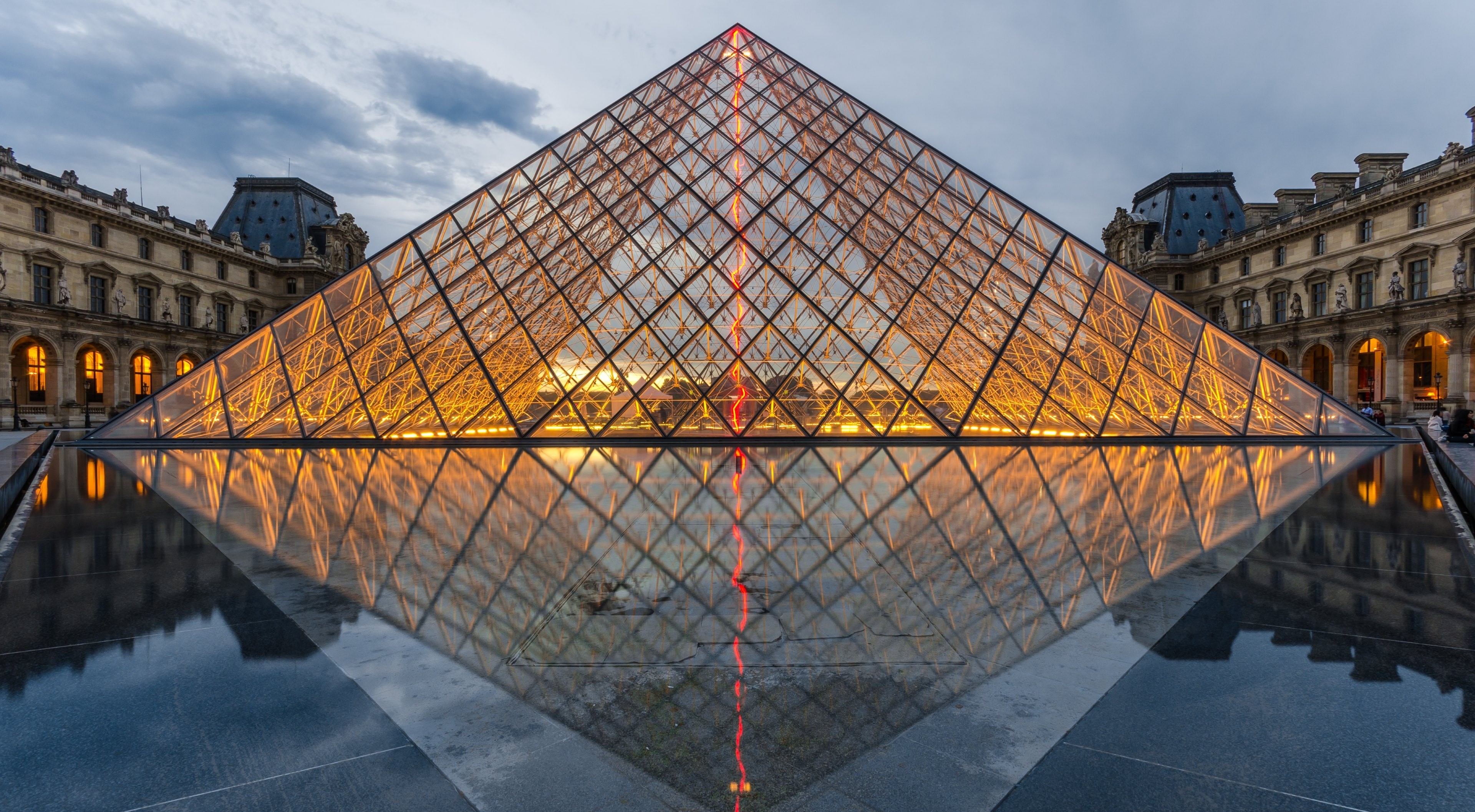 پربازدید ترین تصویر موزه لوور پاریس با معماری مثلثی چشمگیر