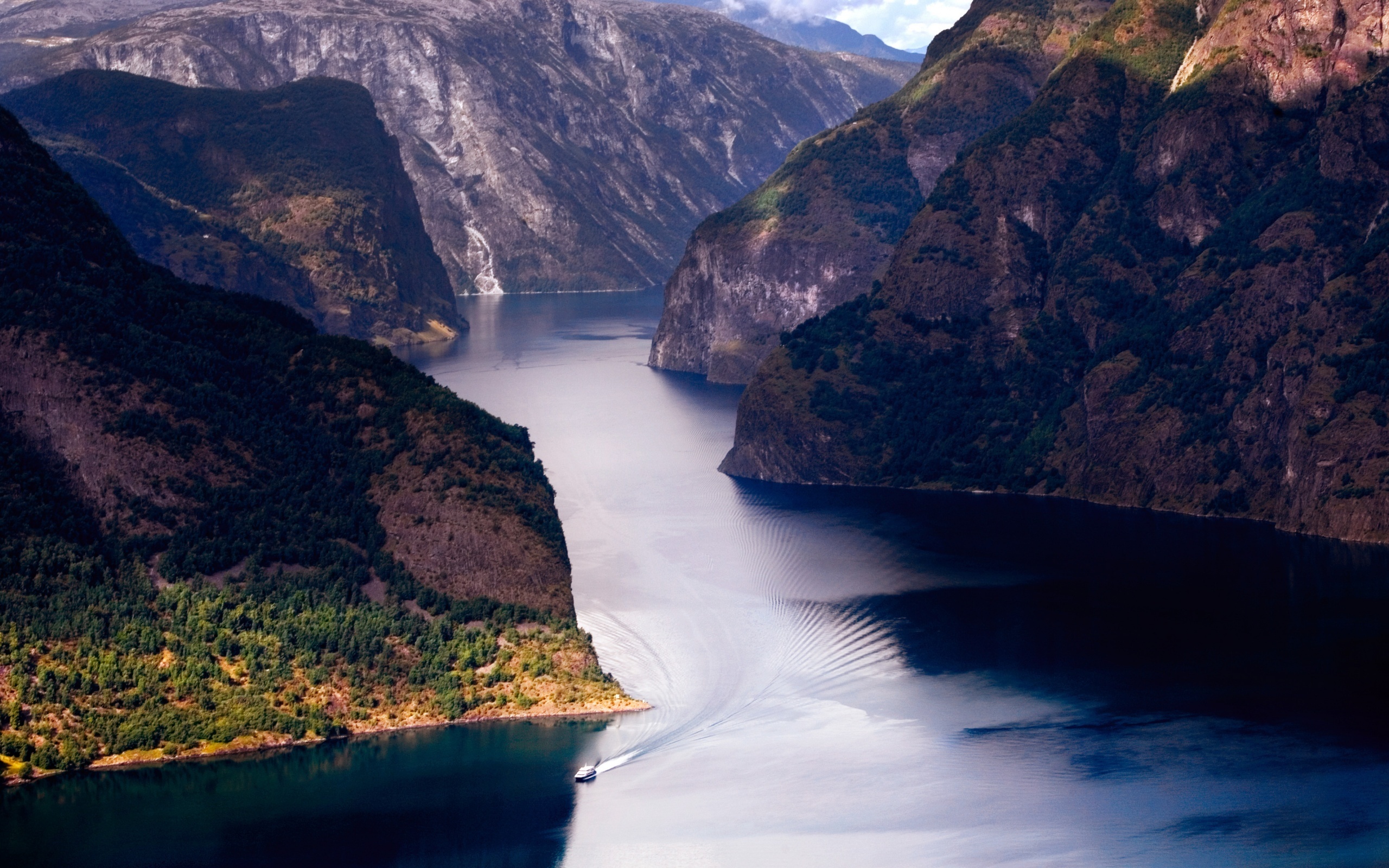 عکس رودخانه وسیع میان کوه ها برای چاپ روی قاب گوشی
