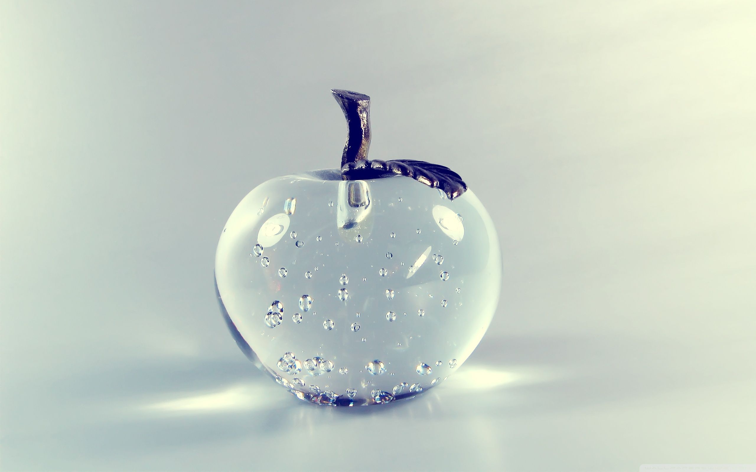 تصویر مجسمه شیشه ای شفاف به شکل سیب به عنوان والپیپر لپتاپ 