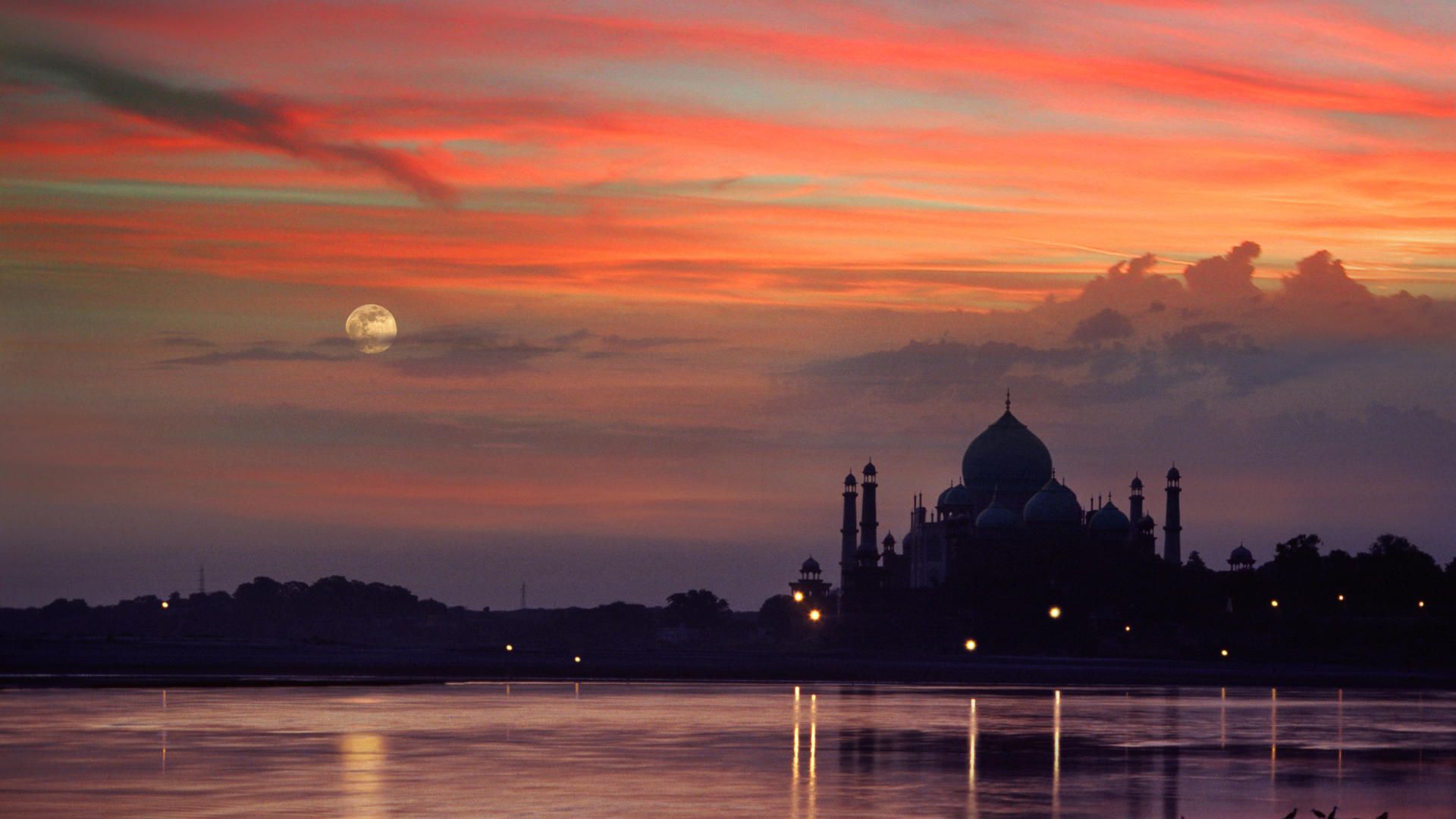 تصویر زمینه جذاب از غروب آفتاب با مسجد زیبا کنار آب در هند