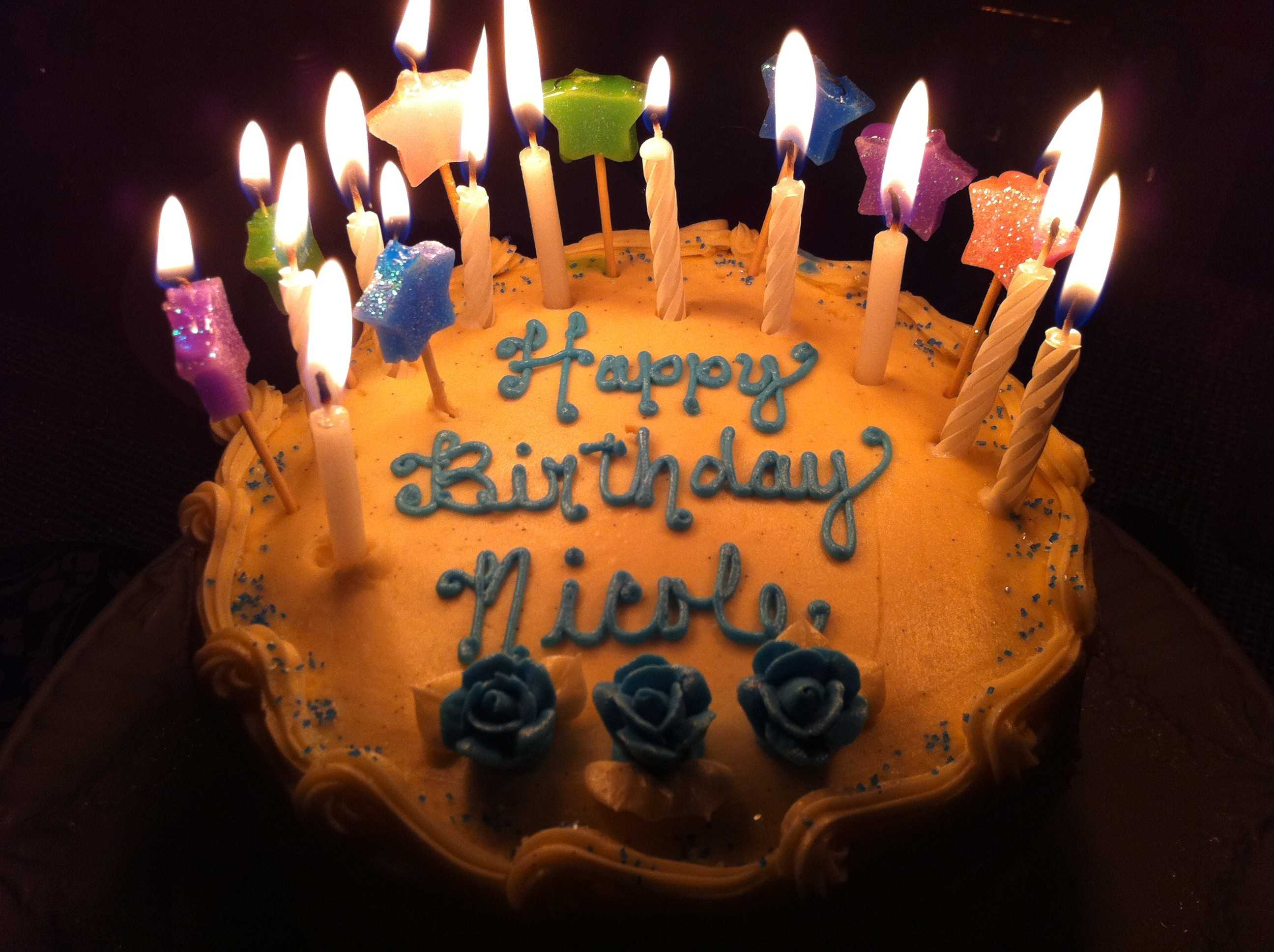 تازه ترین عکس کیک تولد با شمع های روشن با هاله رنگی تاریک