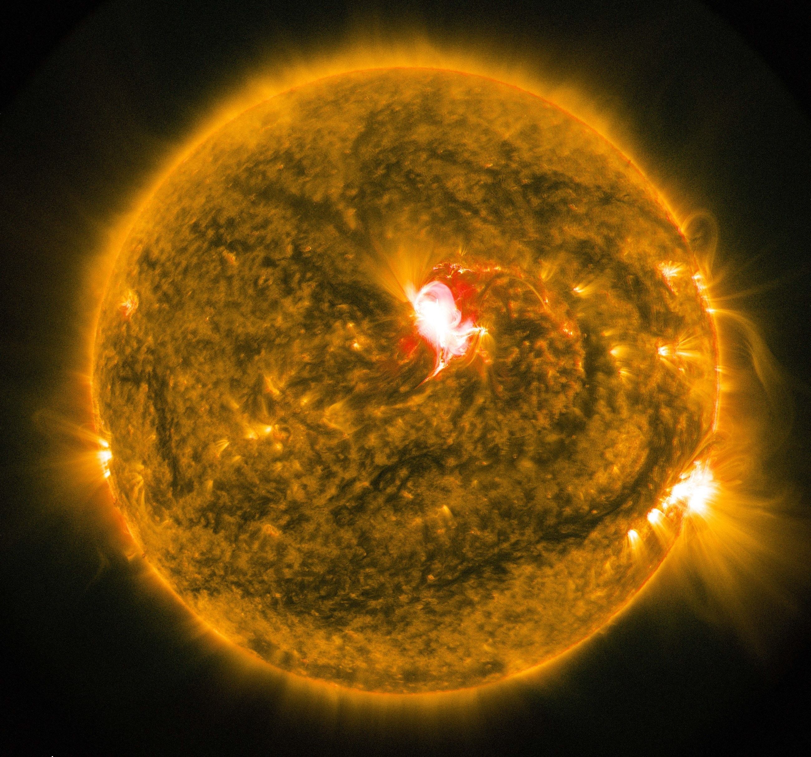دانلود عکس واقعی و شگفت انگیز سطح مذاب خورشید 2023