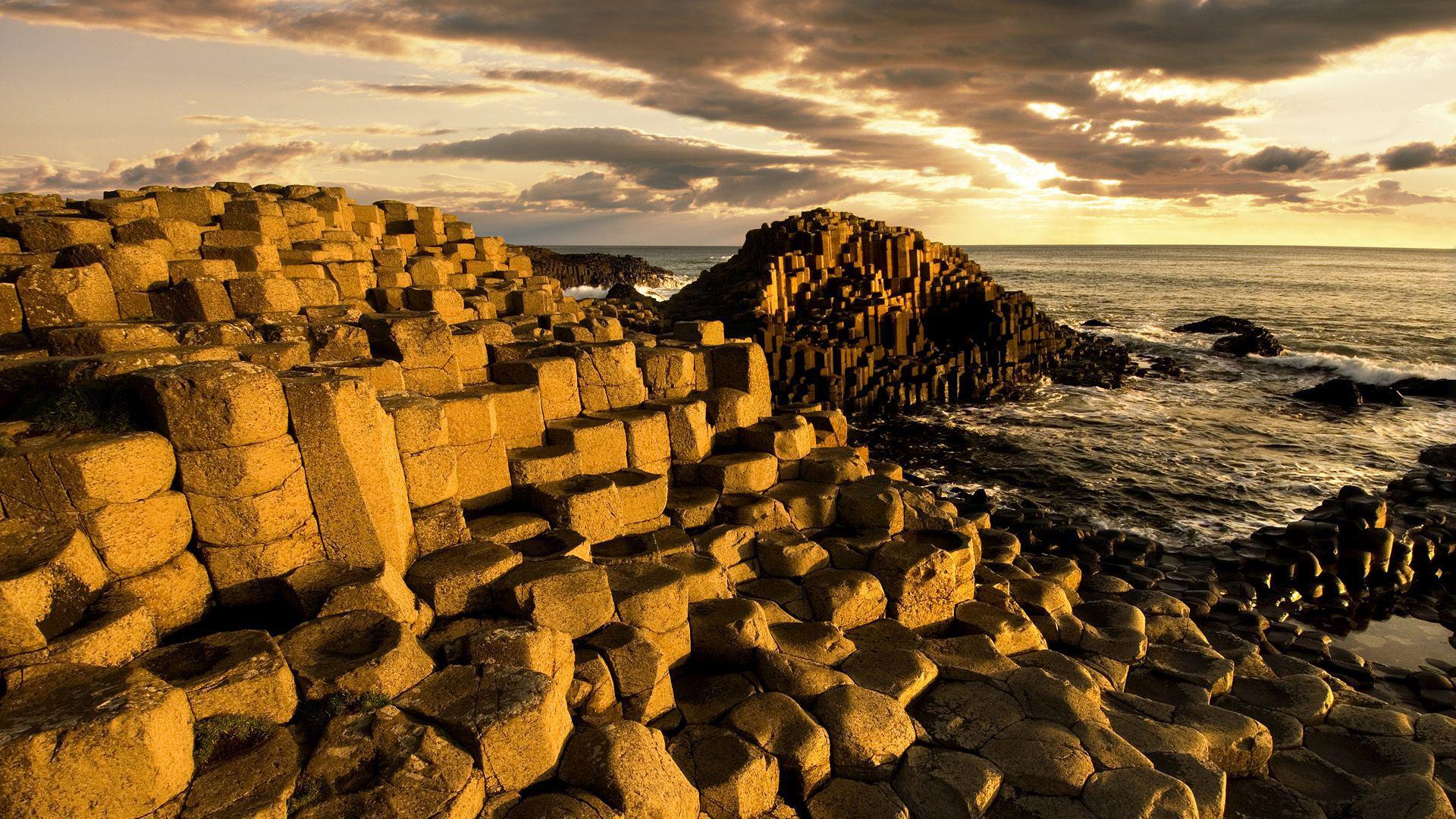 بک گراند ساحل سنگی پلکانی یکی از بهترین مناظر طبیعی