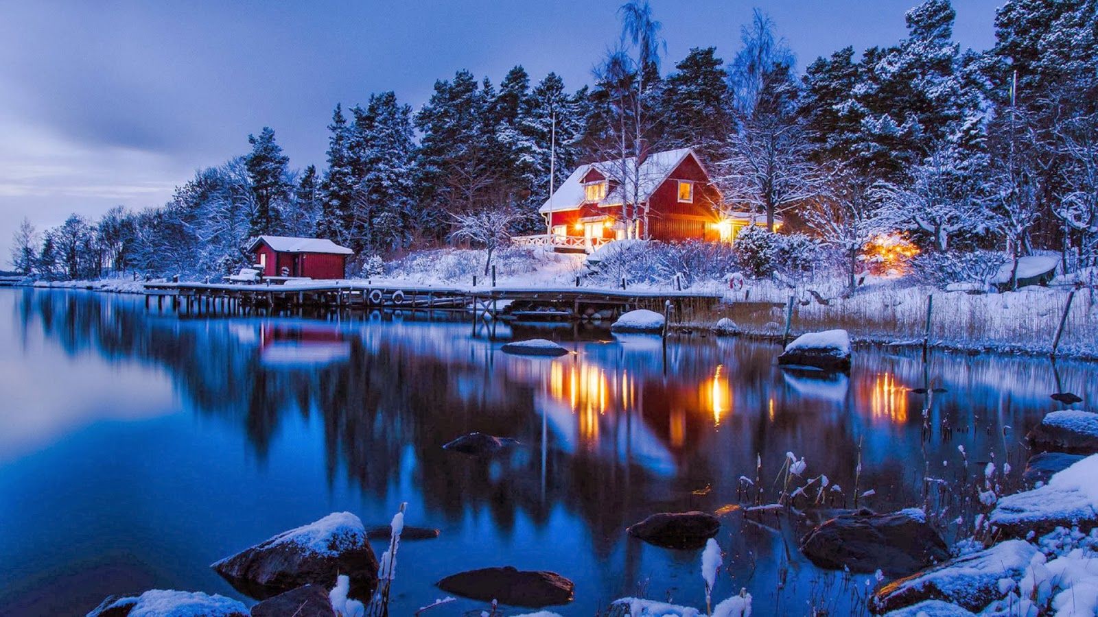 منظره زمستانی جذاب اسکاندیناوی از دهکده برفی نزدیک دریاچه