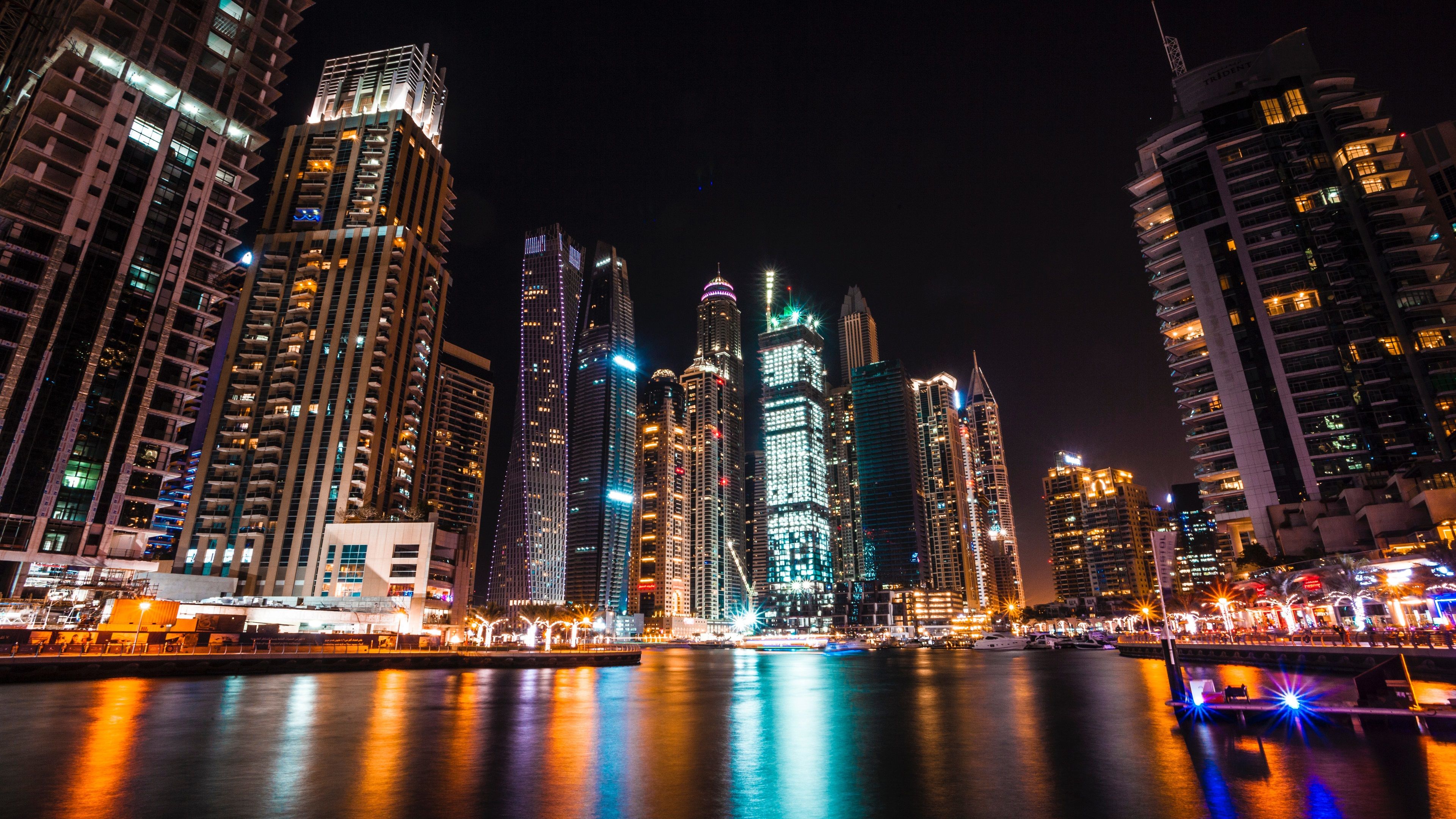 تصویر بسیار زیبای ساختمان های بلند دبی در شب جذاب