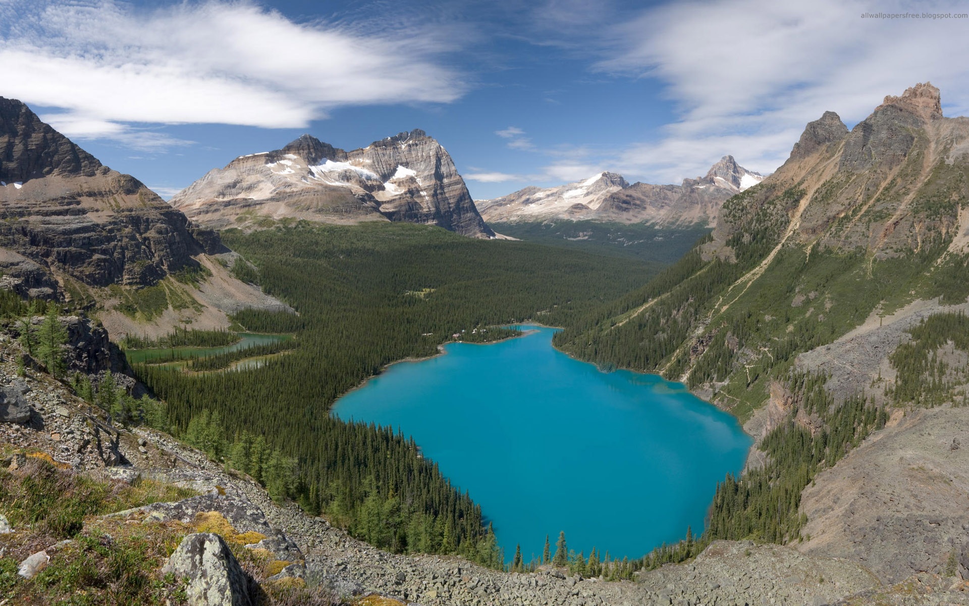 تصویر هوایی دریاچه بدیع آبی رنگ با کیفیت بالا full hd