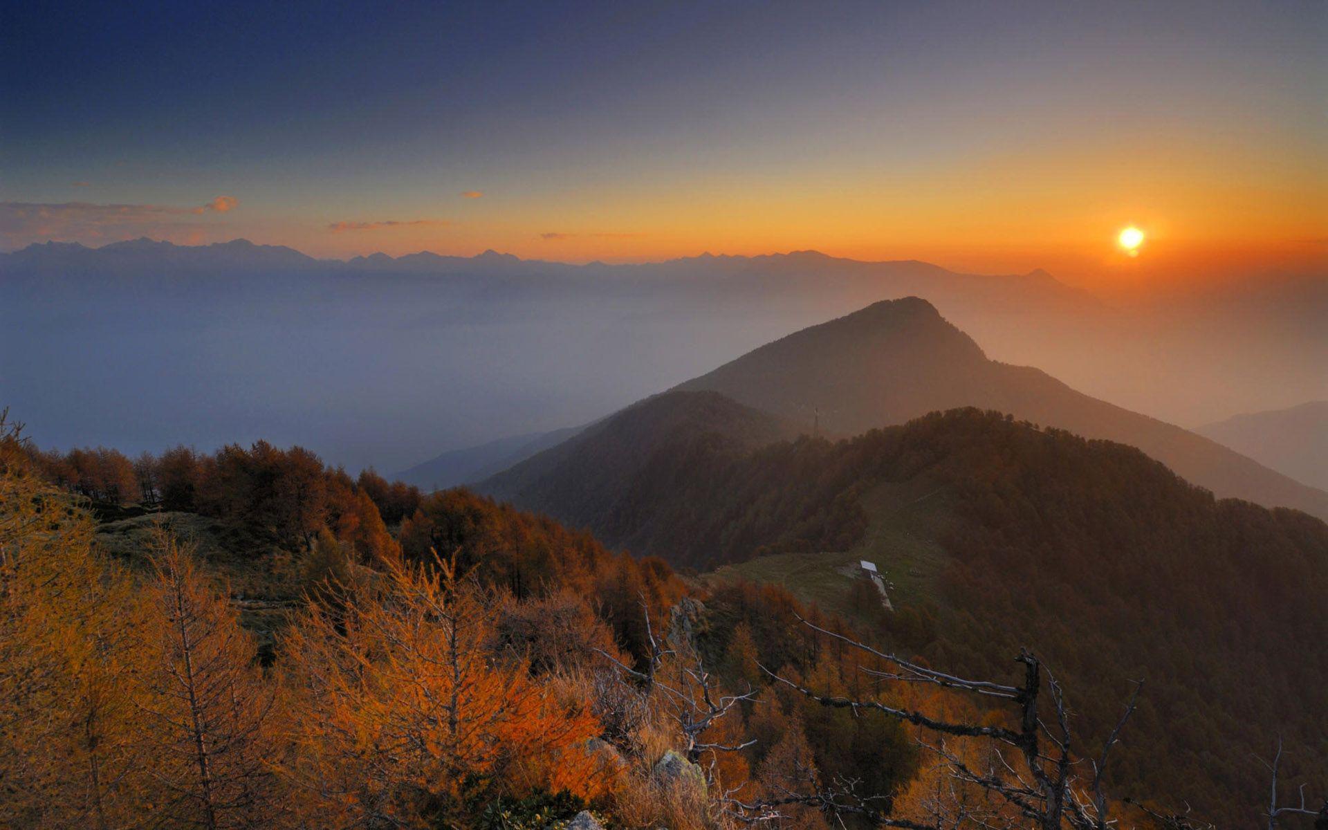 منظره شگفت‌انگیز عصر پاییزی در ارتفاعات با کیفیت 8K 