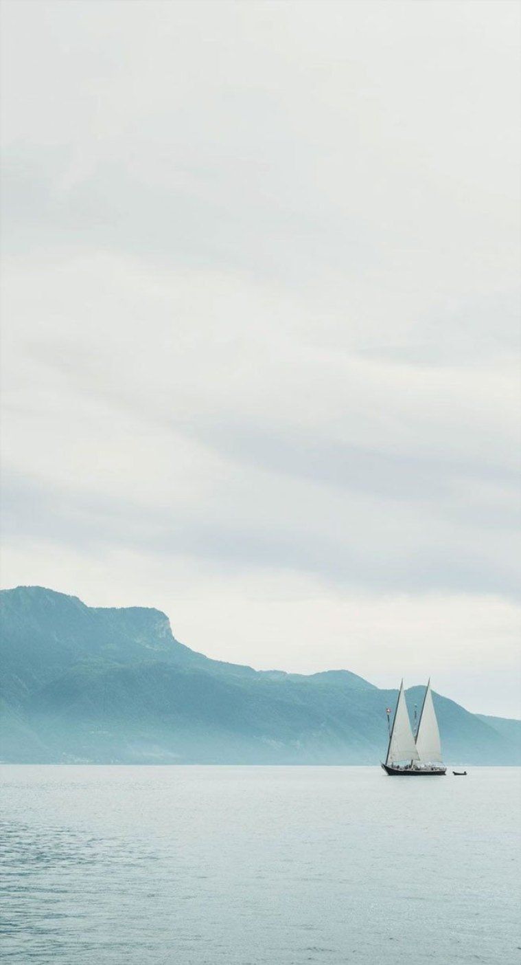 پس زمینه قایق بادبانی زیبا در دریای آرام برای انواع گوشی موبایل