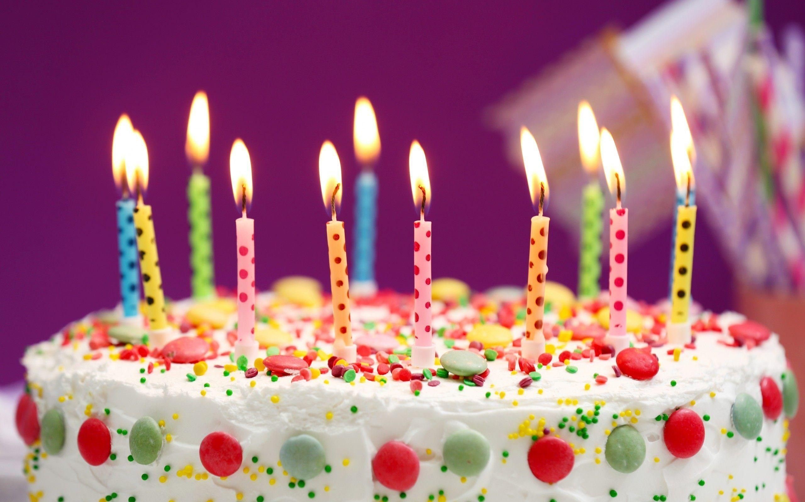 عکس کیک جشن تولد رنگارنگ و شاد مناسب چاپ کارت پستال
