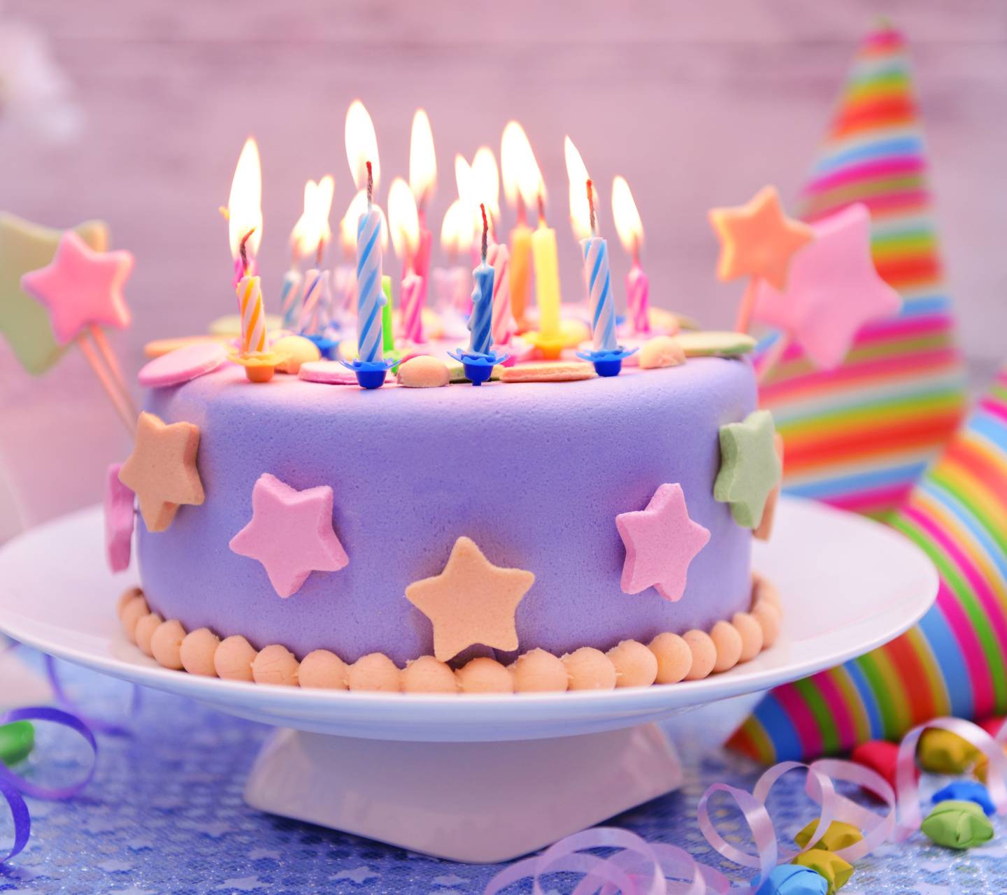 عکس کیک تولد لاکچری دخترانه با شمع های روشن رنگارنگ زیبا