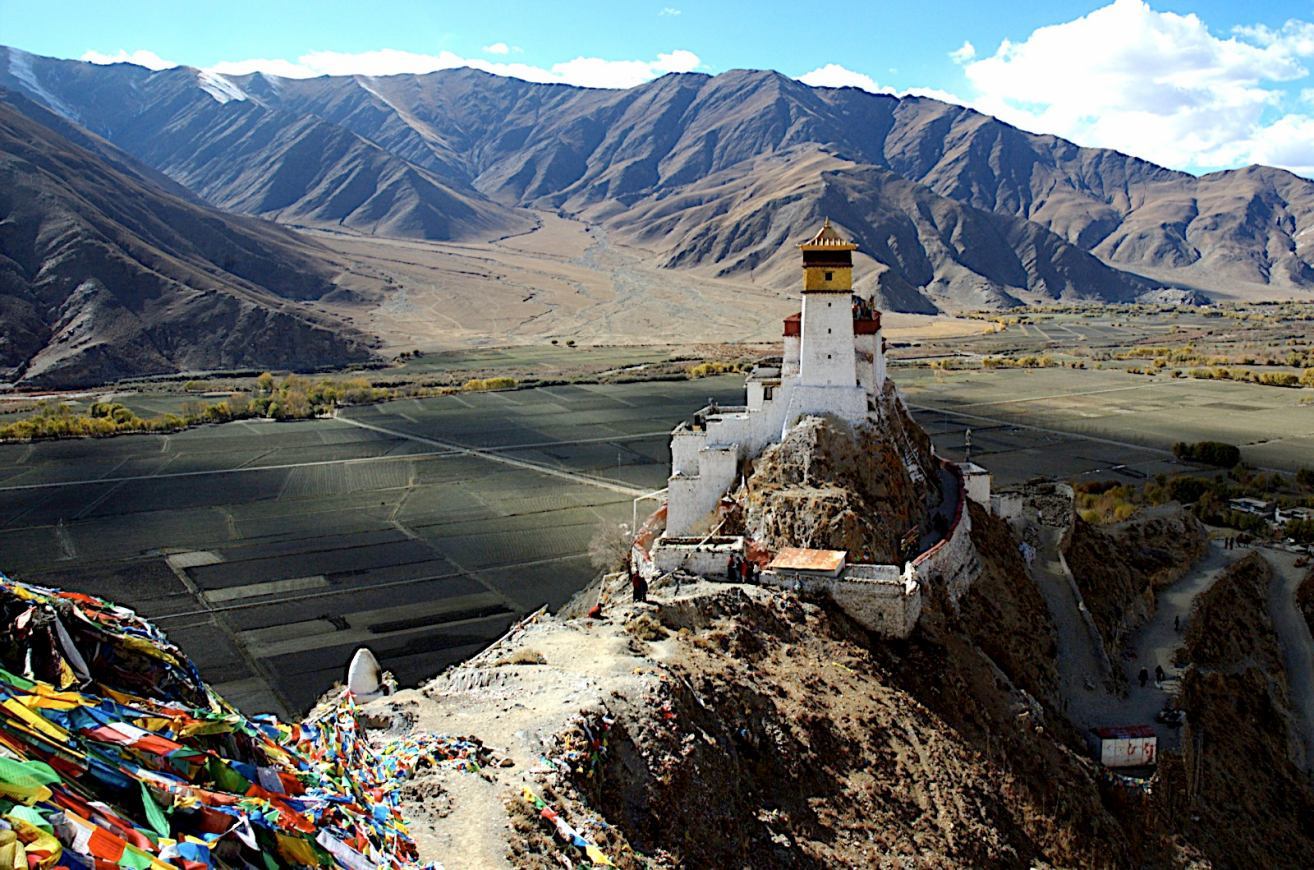 عکس معبد شهر تبت به رنگ سفید در ارتفاعات کوهستان