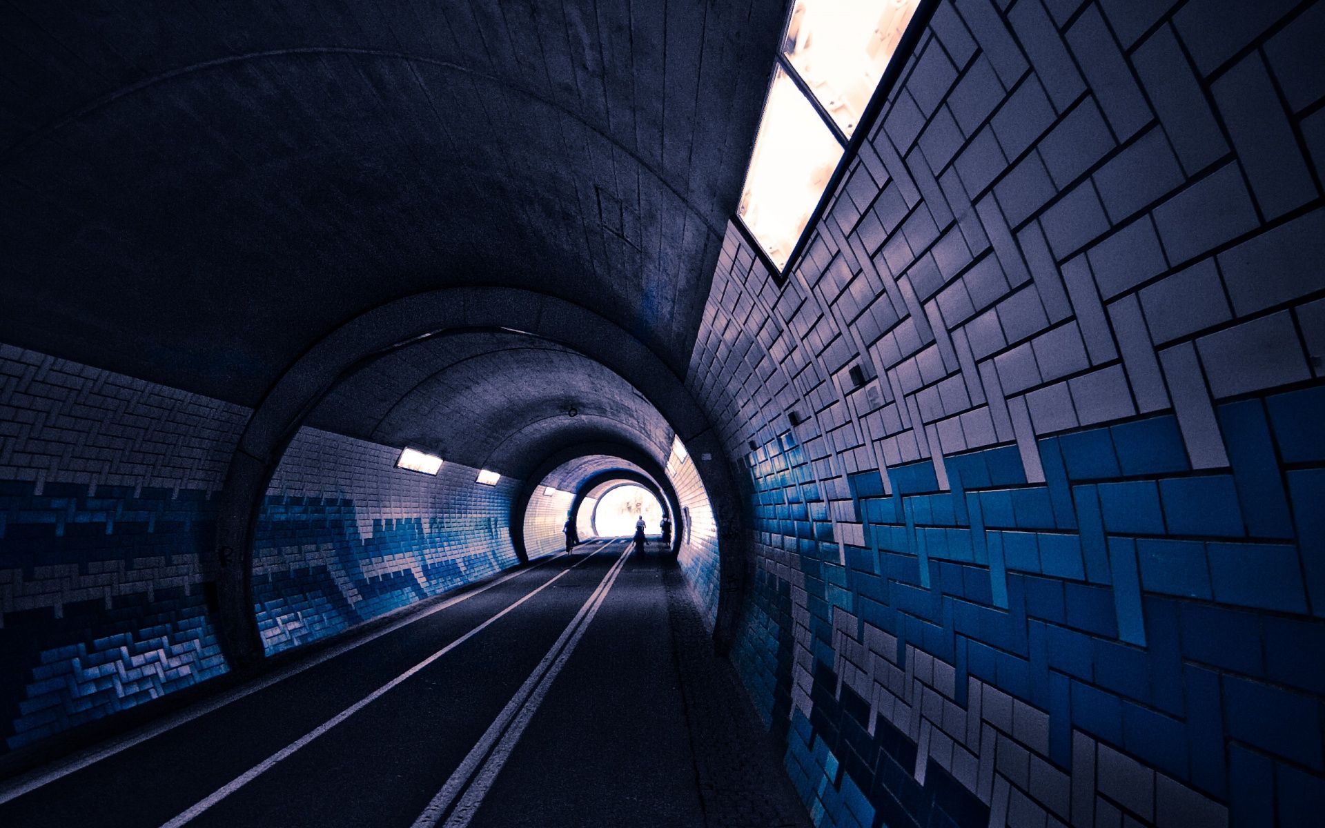 عکس جالب تونل با پنجره های کوچک با دیوار آبی و سفید