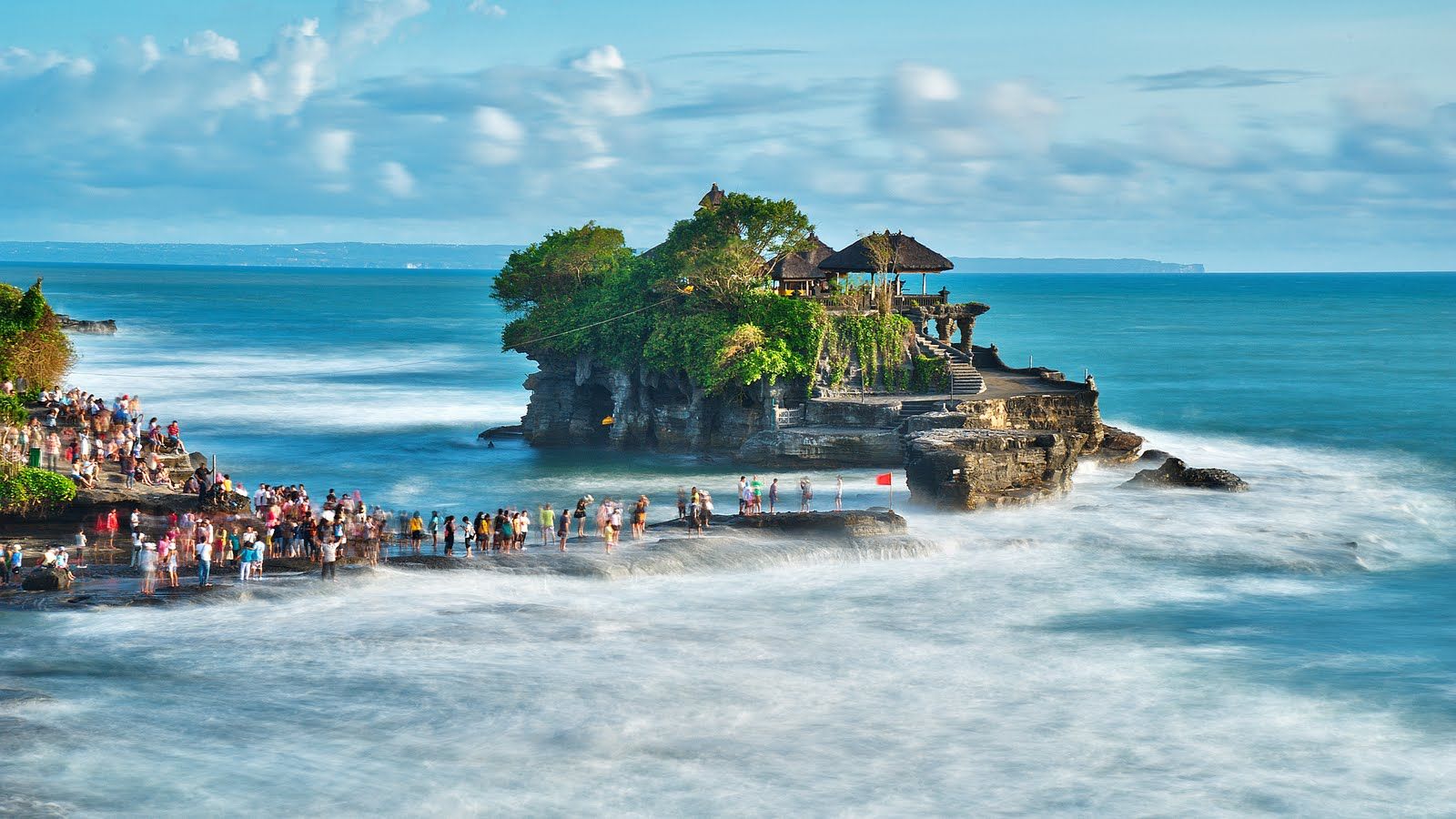 دورنمای شگفت انگیز بنای تانا لات در جزیره مشهور بالی