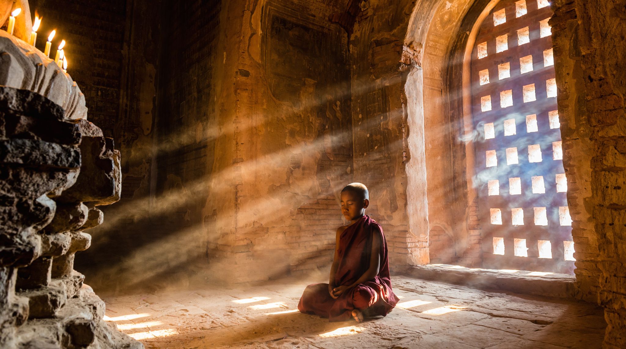 عکس عبادت و نیایش در معابد تبت همراه تابش نور آفتاب
