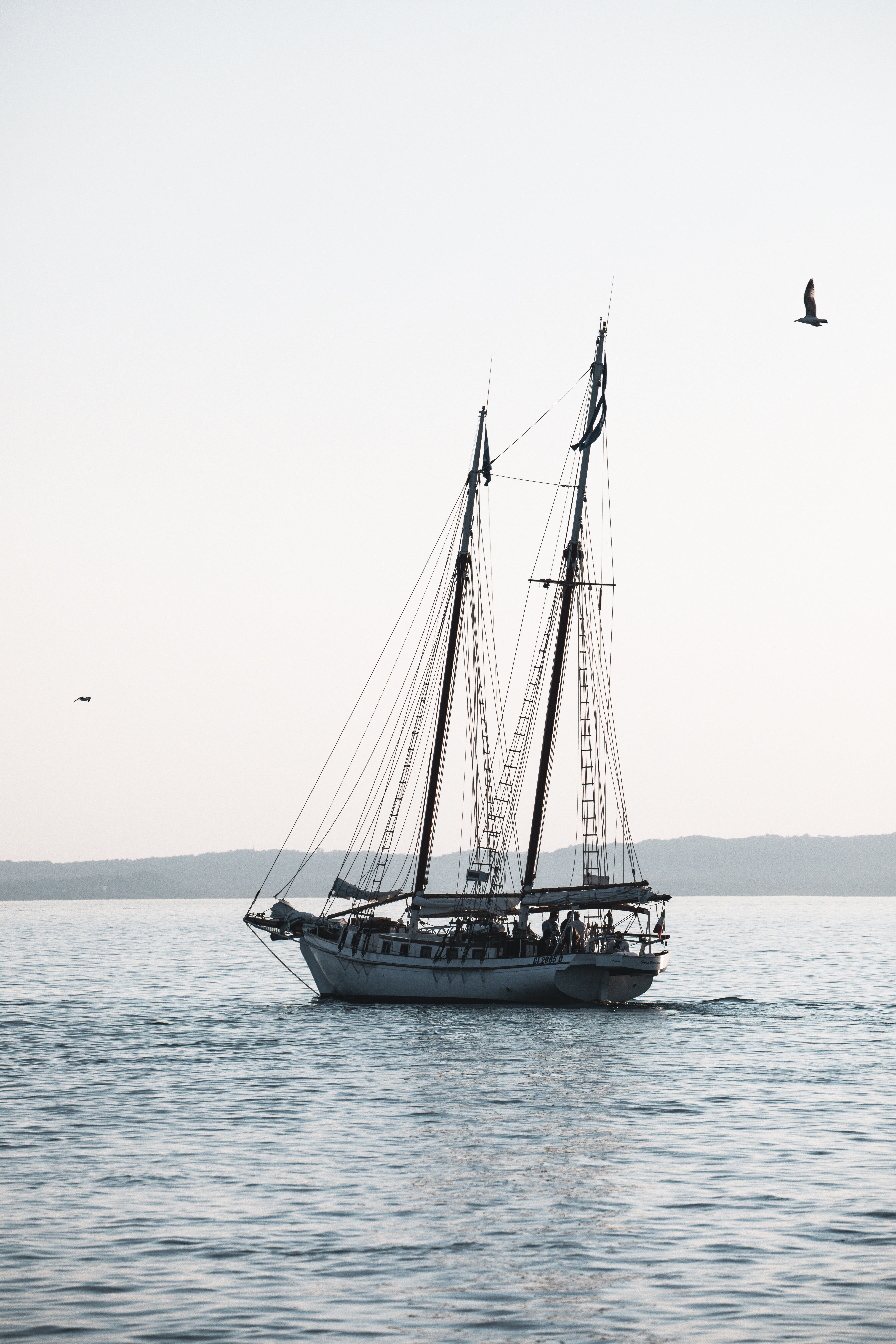 تصویر زمینه جذاب و با کیفیت قایق لوکس روی دریا برای IPhone