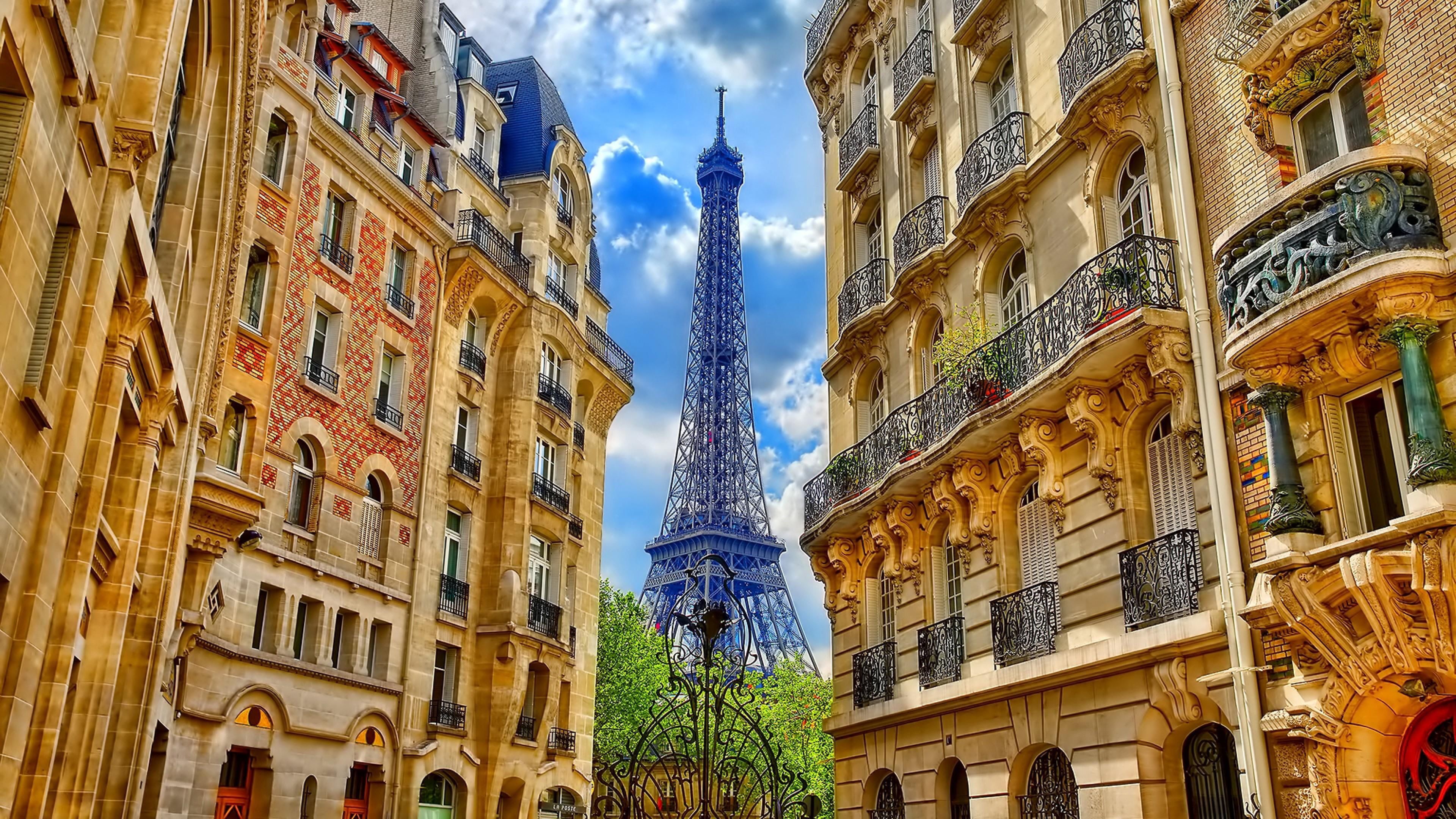 چشم انداز شکیل برج ایفل فرانسه از بین ساختمان ها با کیفیت بالا