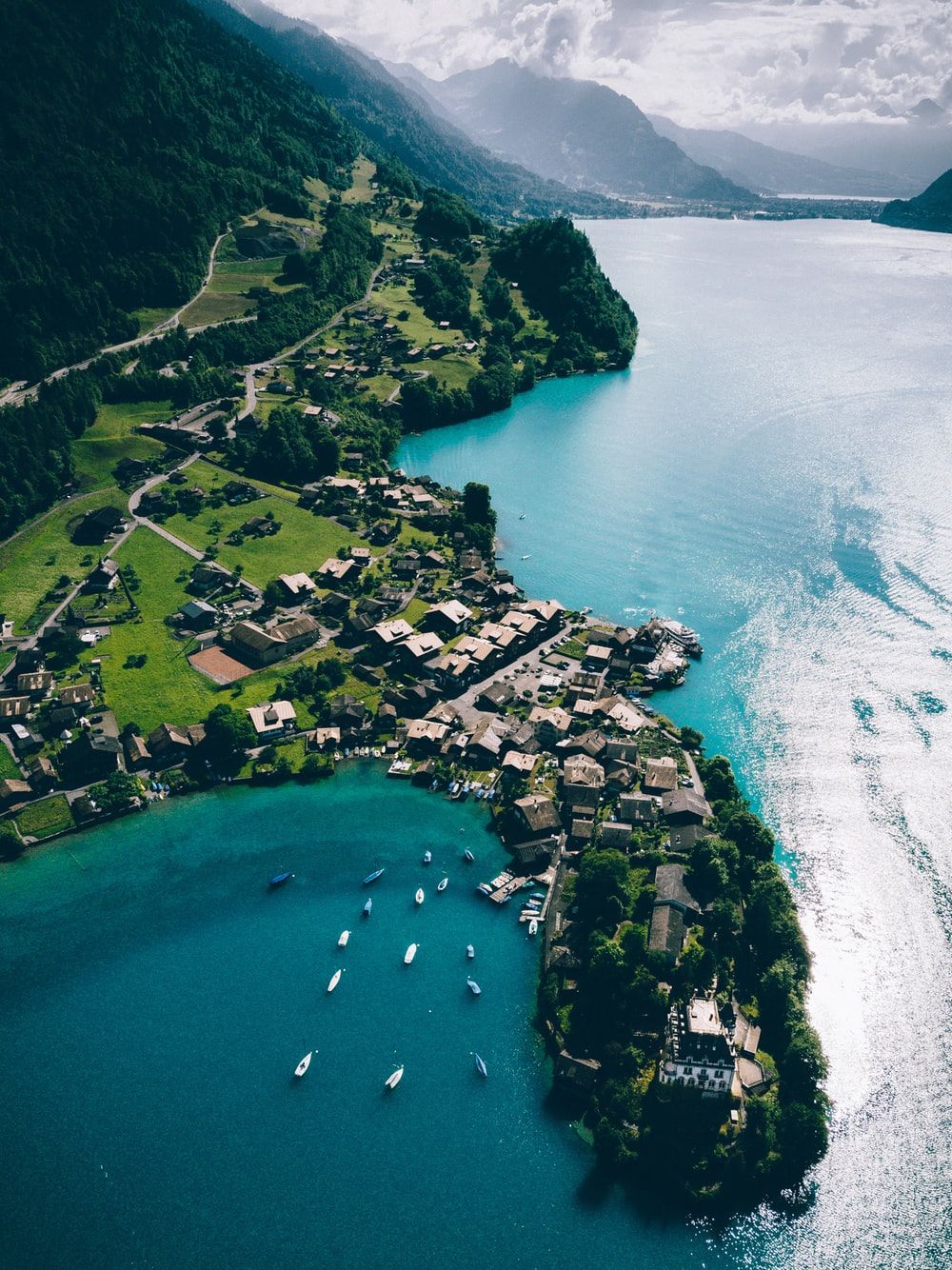 تصویر زمینه باشکوه هوایی دریا در سوئیس برای IPhone