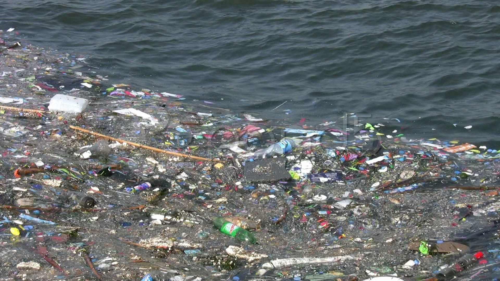 دانلود عکس آلودگی های باورنکردنی کنار آب آسیب زننده به محیط زیست 