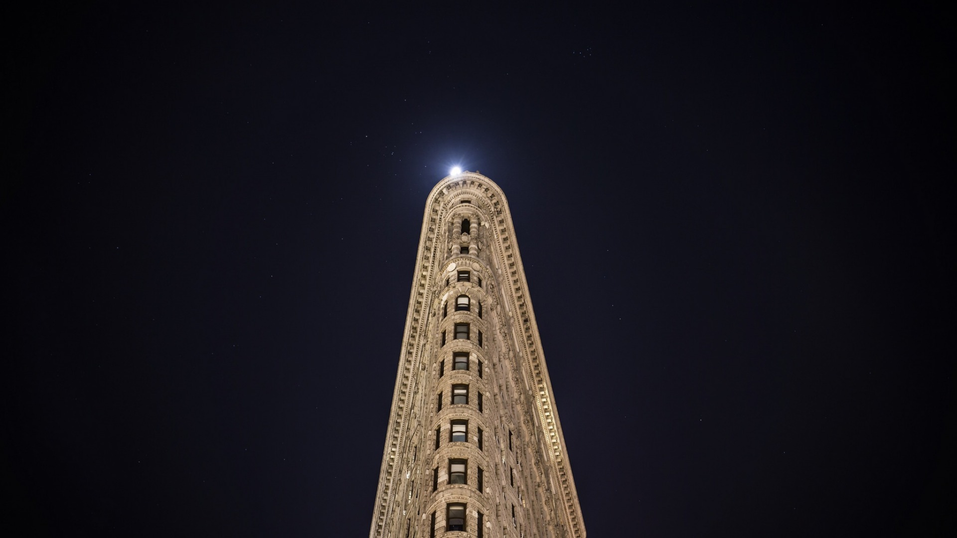 عکس جادویی برج قدیمی زیر نور ماه به عنوان Wallpaper