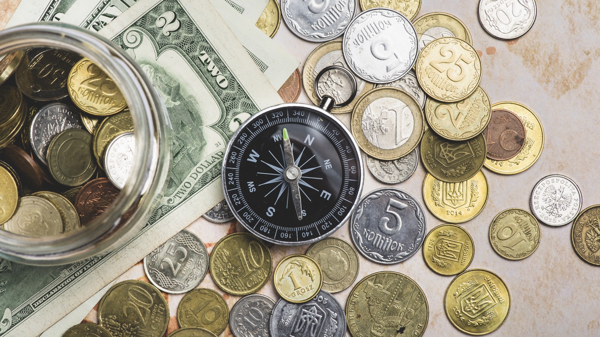 تصویر پروفایل جالب قطب نما روی سکه و پول کاغذی