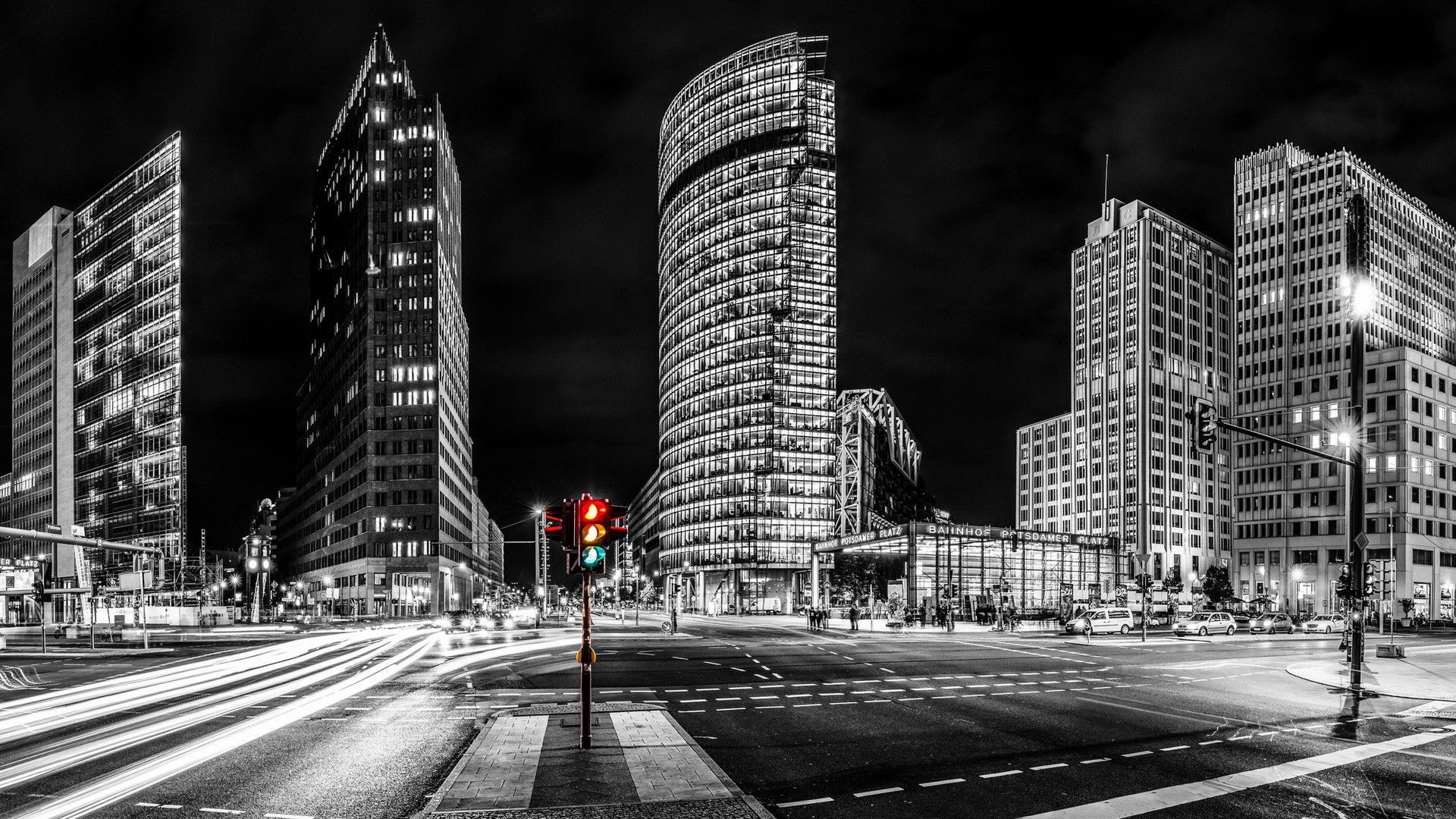 دانلود عکس شهر با ساختمان های بلند و نورانی در شب
