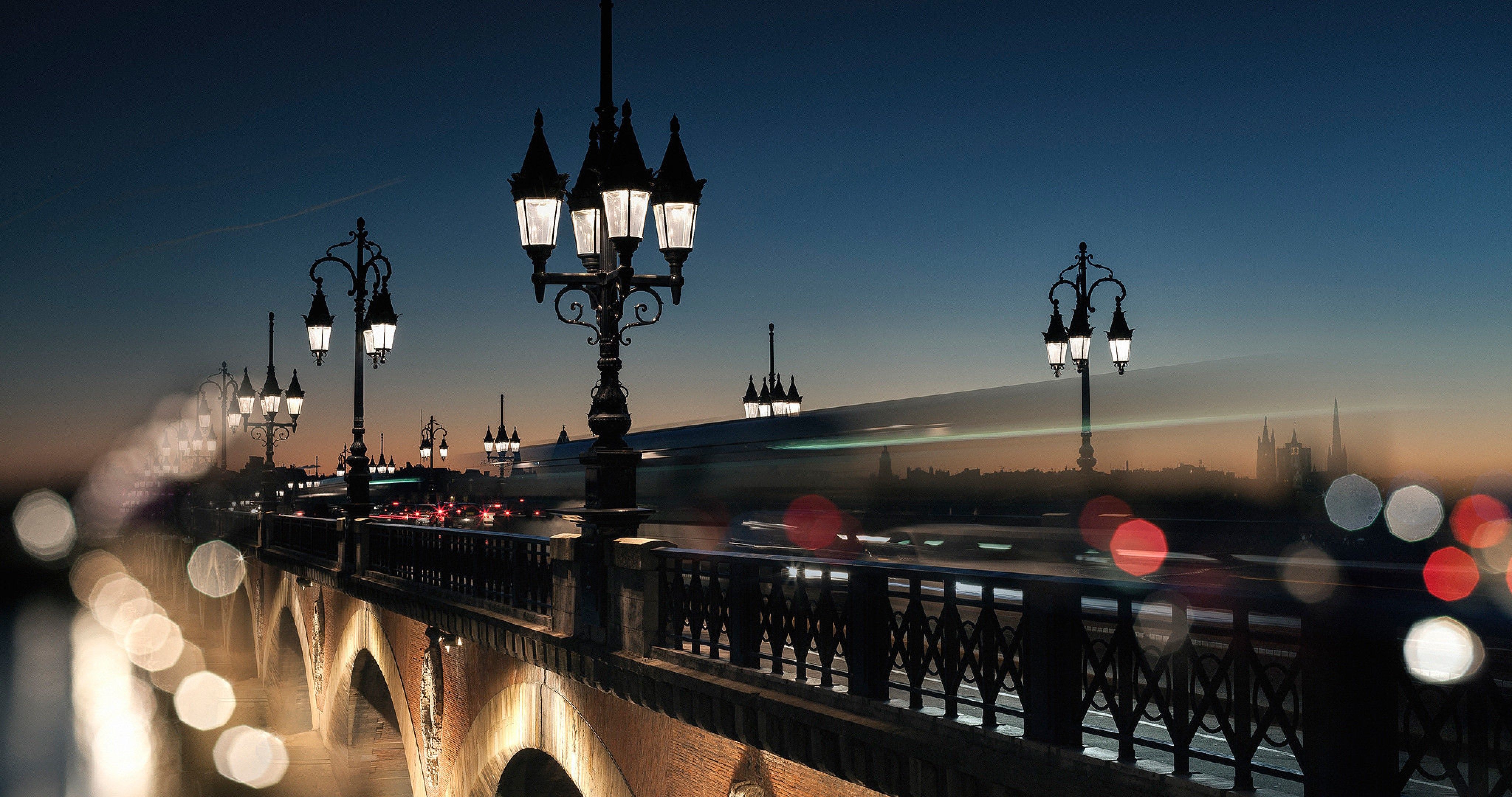 بک گراند تماشایی خیابان های زیبای فرانسه در شب برای دسکتاپ