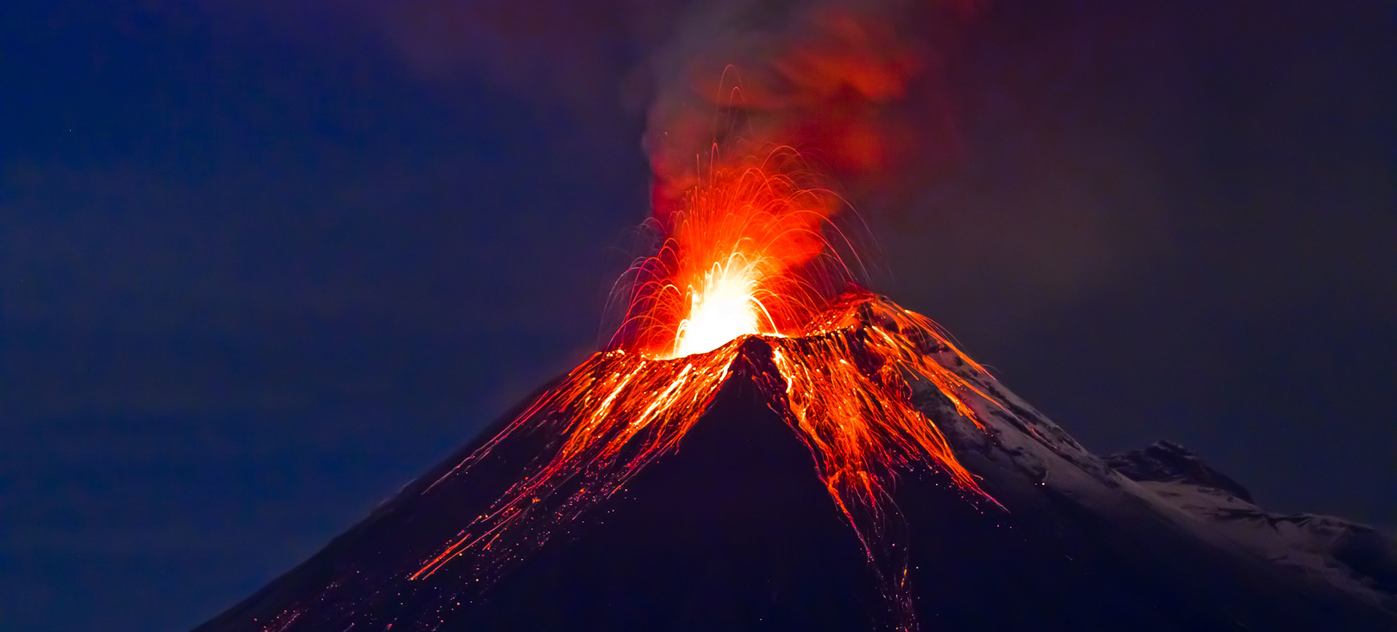 والپیپر فوران آتشفشان با گدازه های داغ و ترسناک برای IPhone