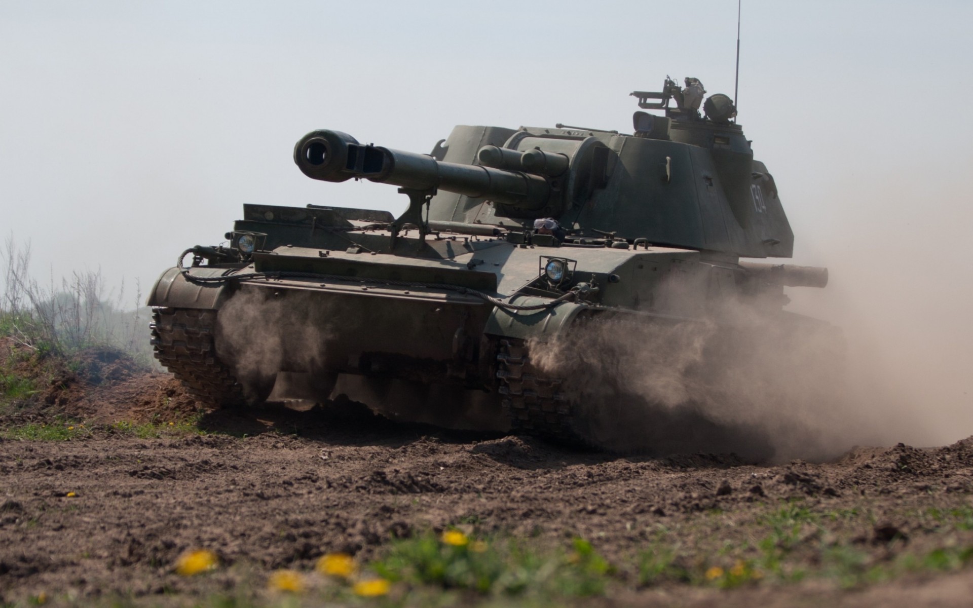 عکس استوک 8K از تانک نظامی غول پیکر در حال حرکت